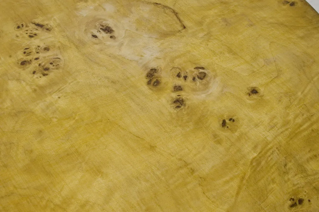 밝은 색상의 고전 작은 테이블과 미세한 디테일의 모습