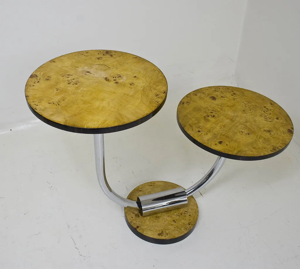 mesinha antiga com dois níveis em um ambiente minimalista