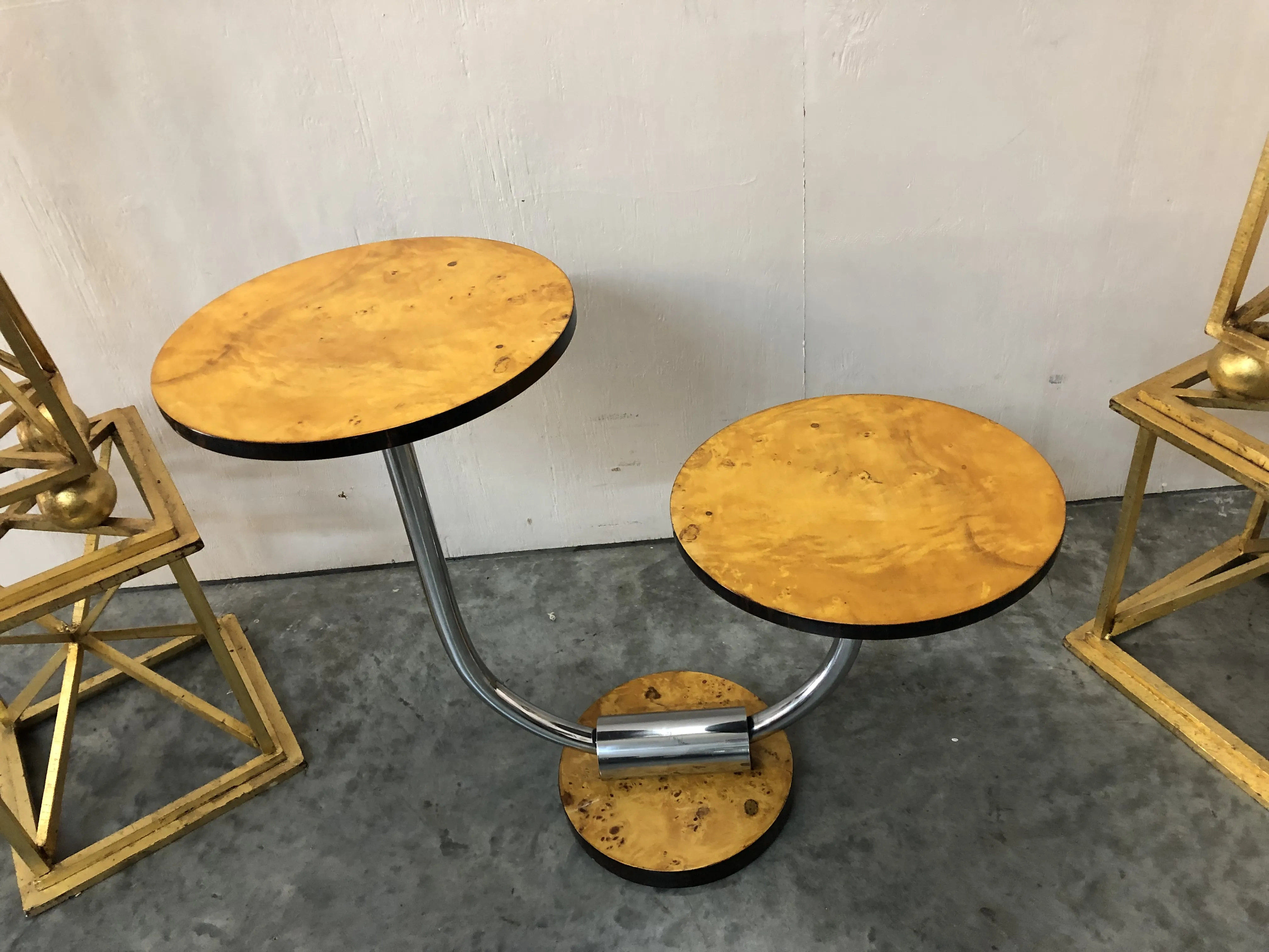 petite table ancienne avec deux surfaces rondes dans un cadre élégant