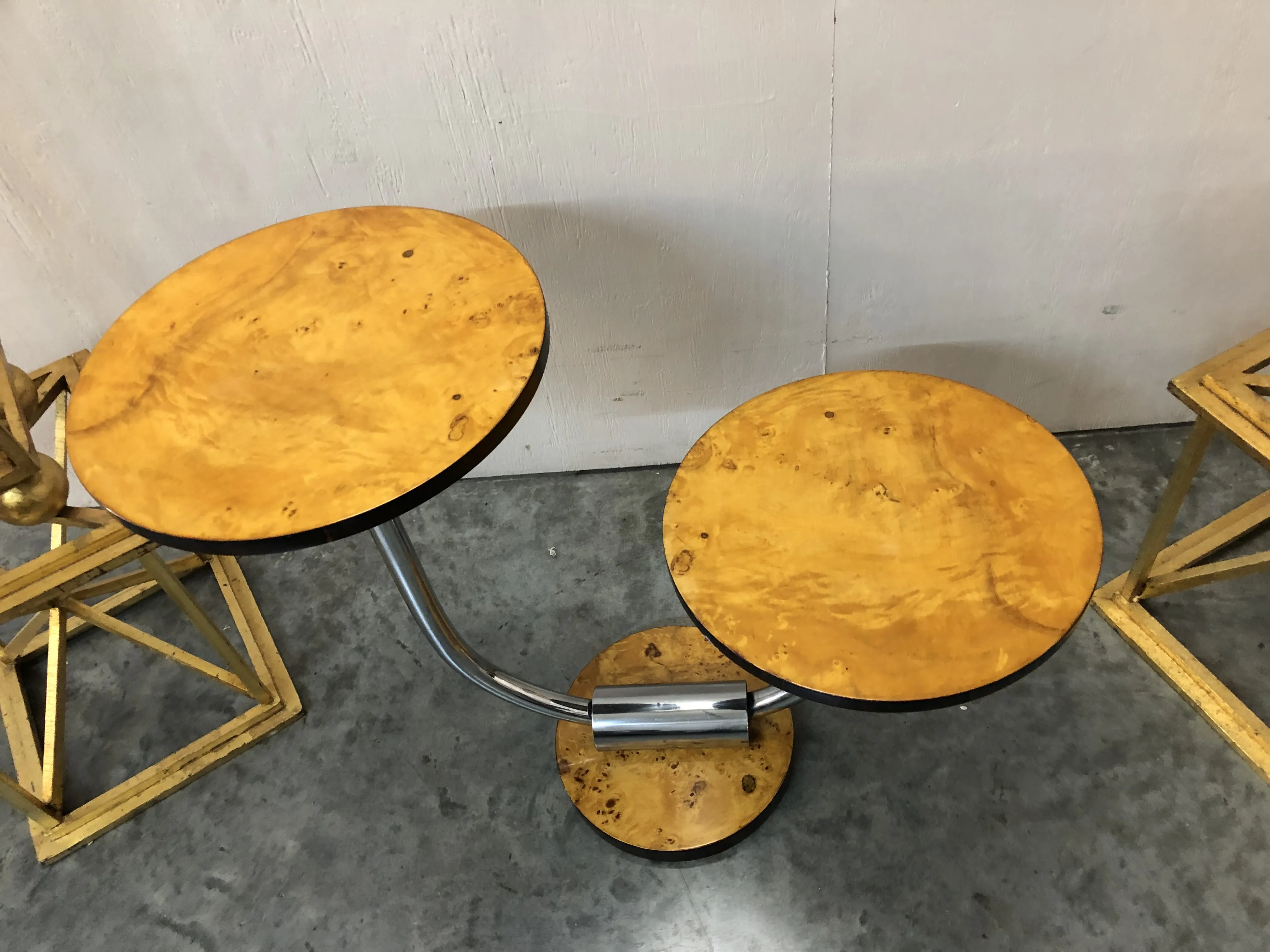 tavolino rotondo antico con base in metallo in un ambiente moderno