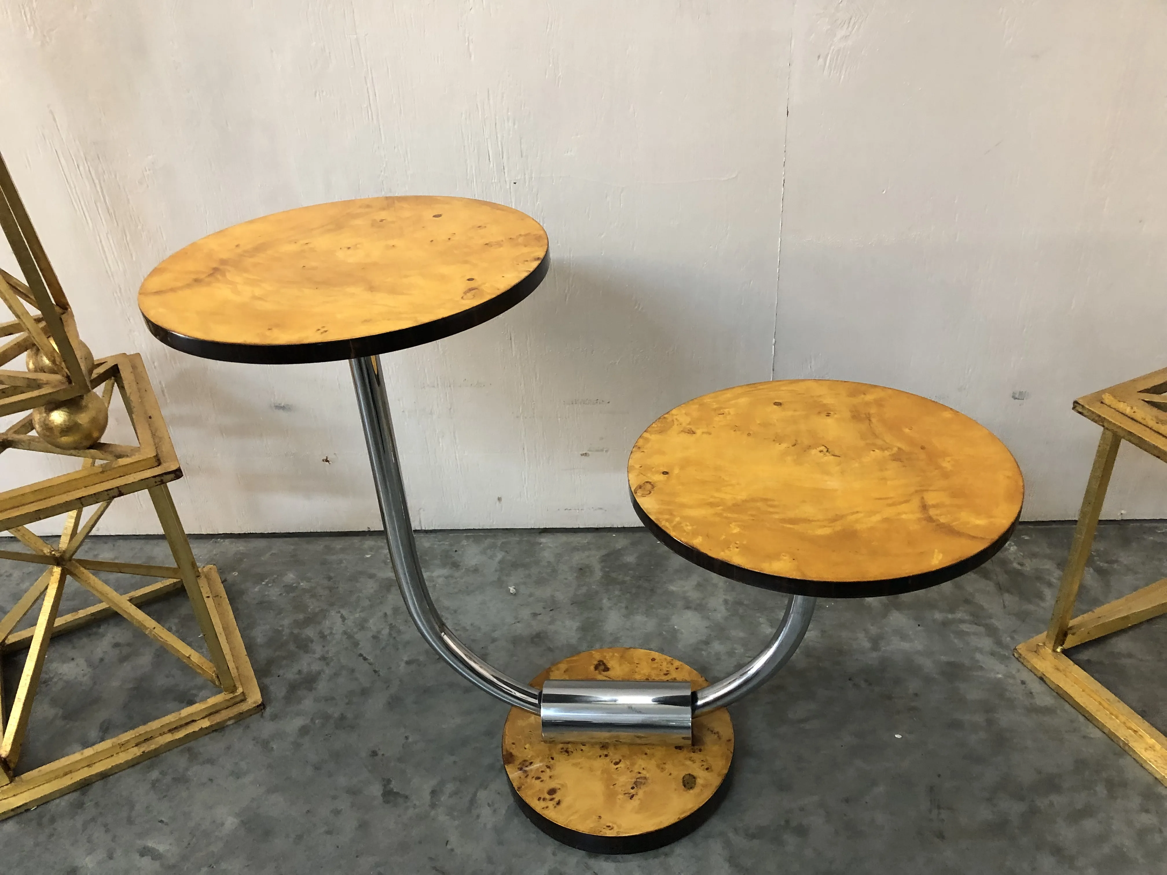 Mesinha antiga com dois níveis em um ambiente neutro, decorativa.