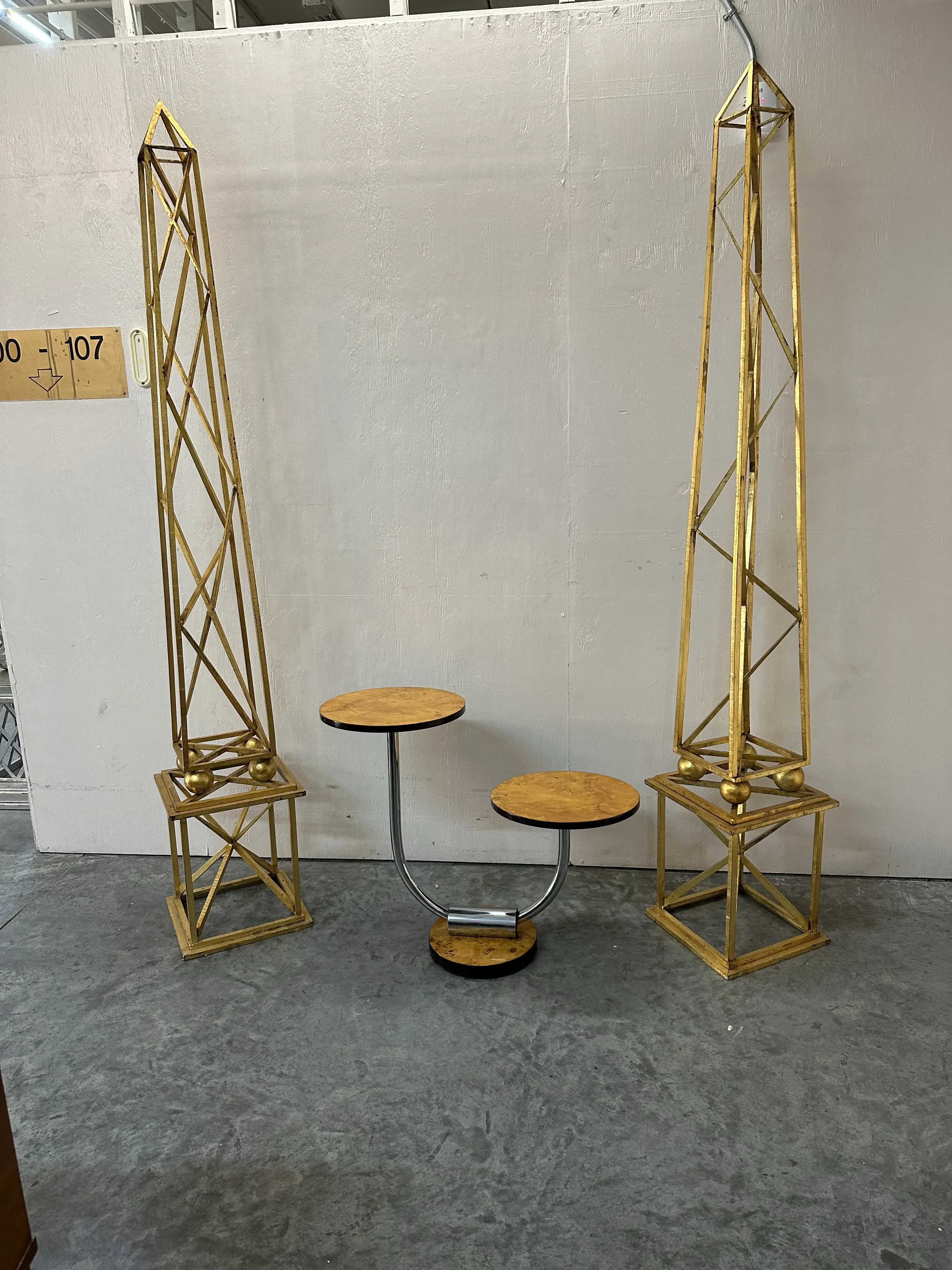 Petite table ancienne avec bases décoratives et design élégant.