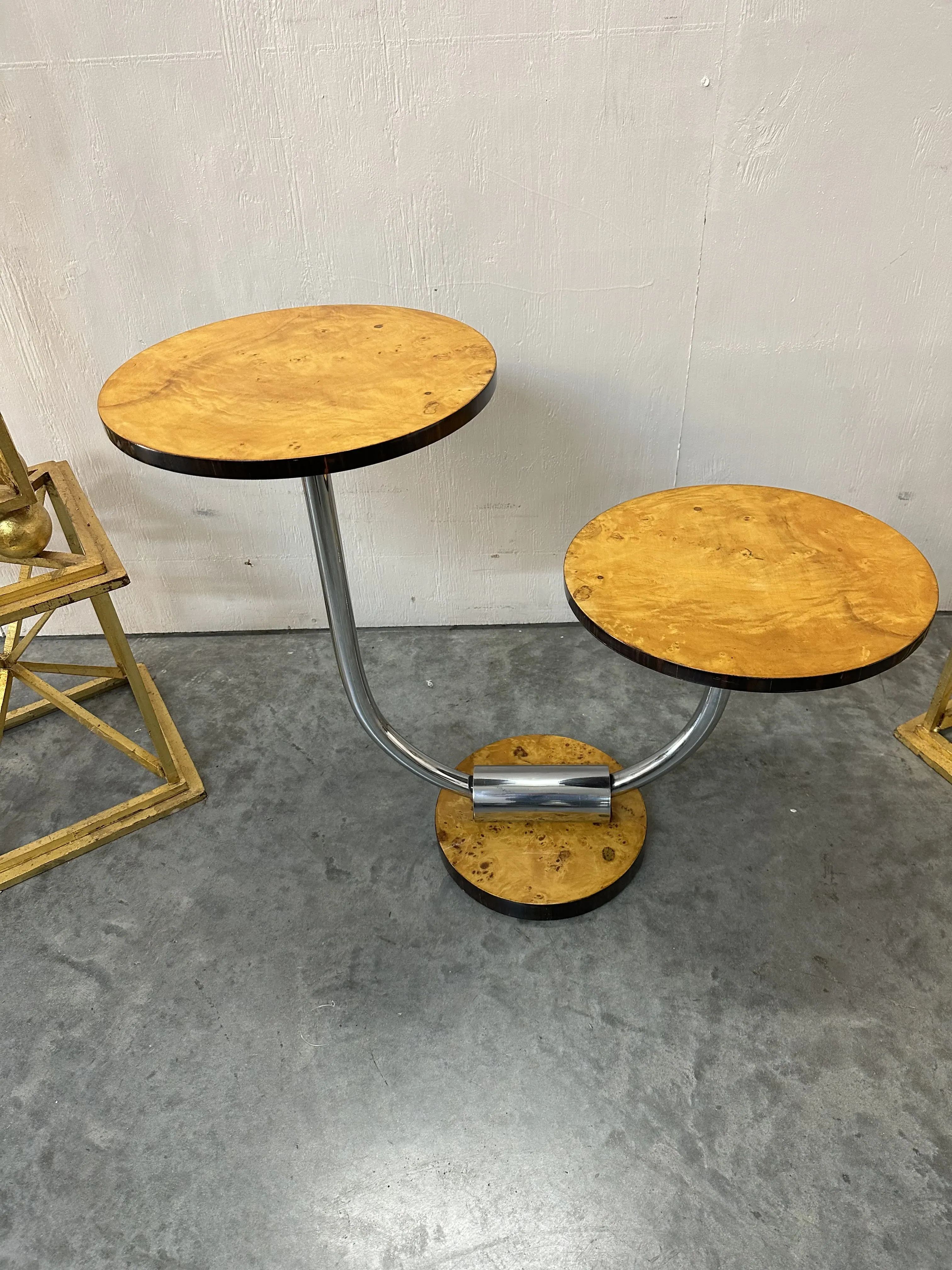 Mesinha antiga com duas superfícies redondas, design elegante.