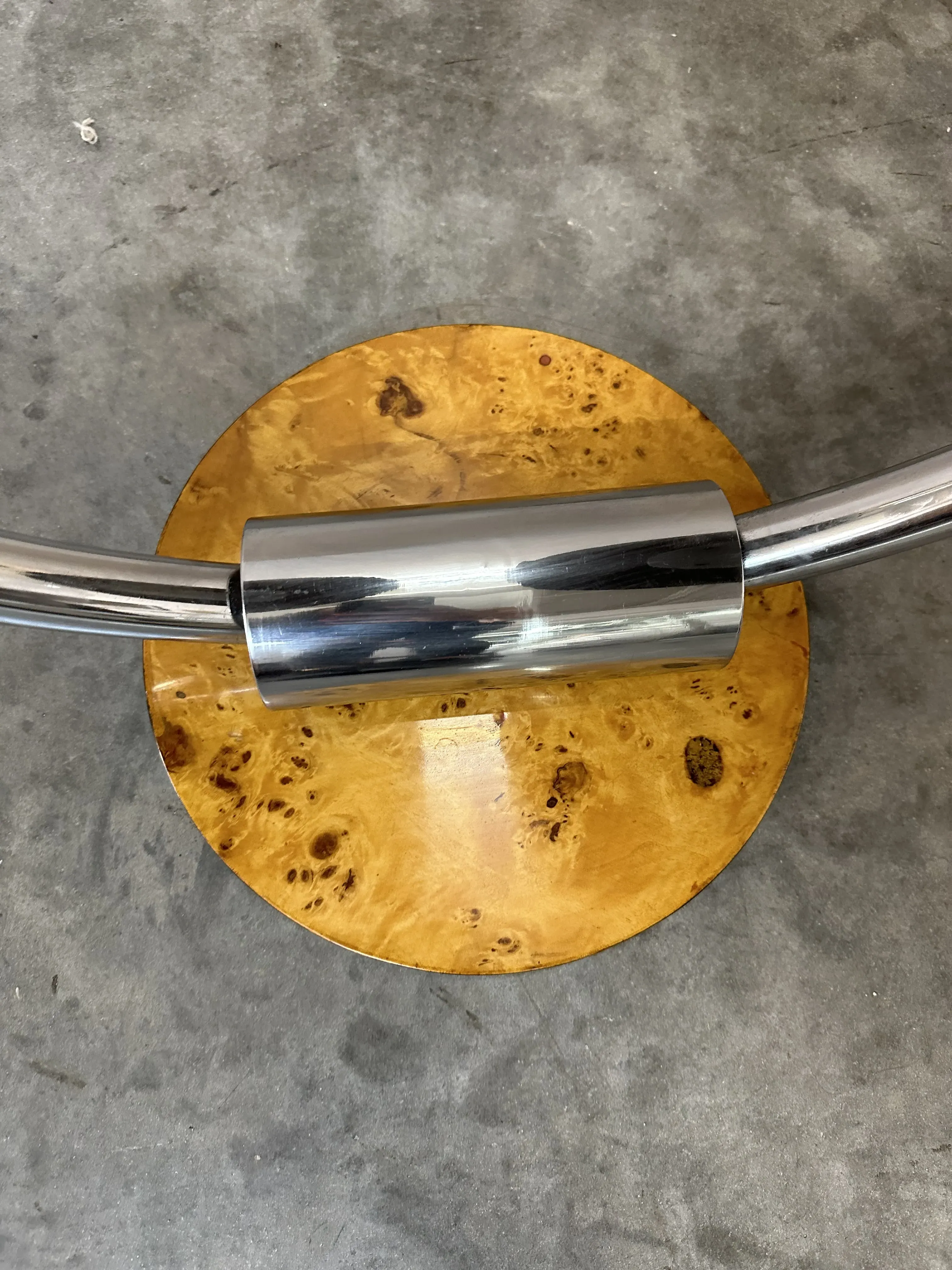 tavolino antico con design decorativo, base rotonda, dettagli unici