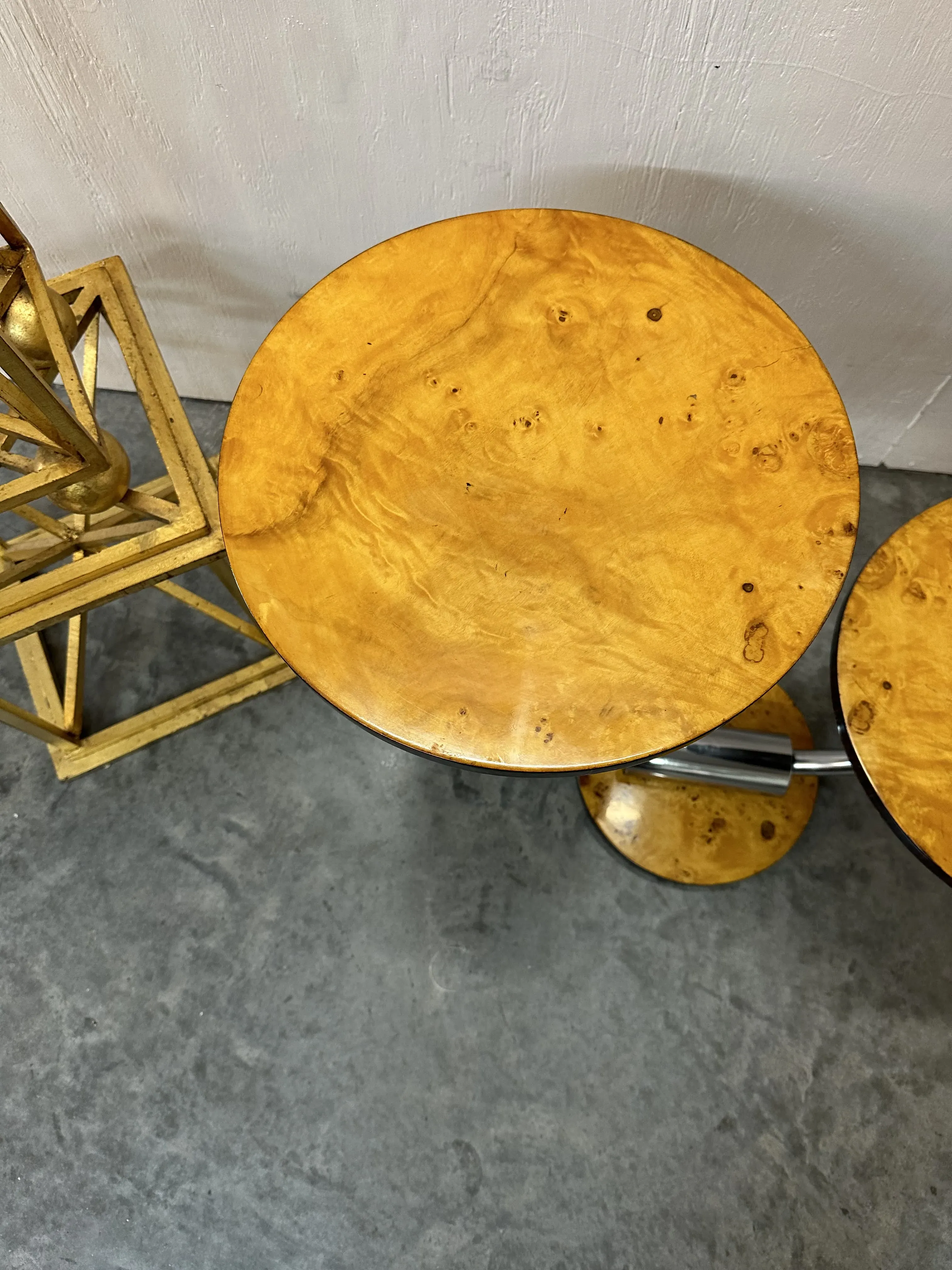 table ronde antique avec un design distinctif
