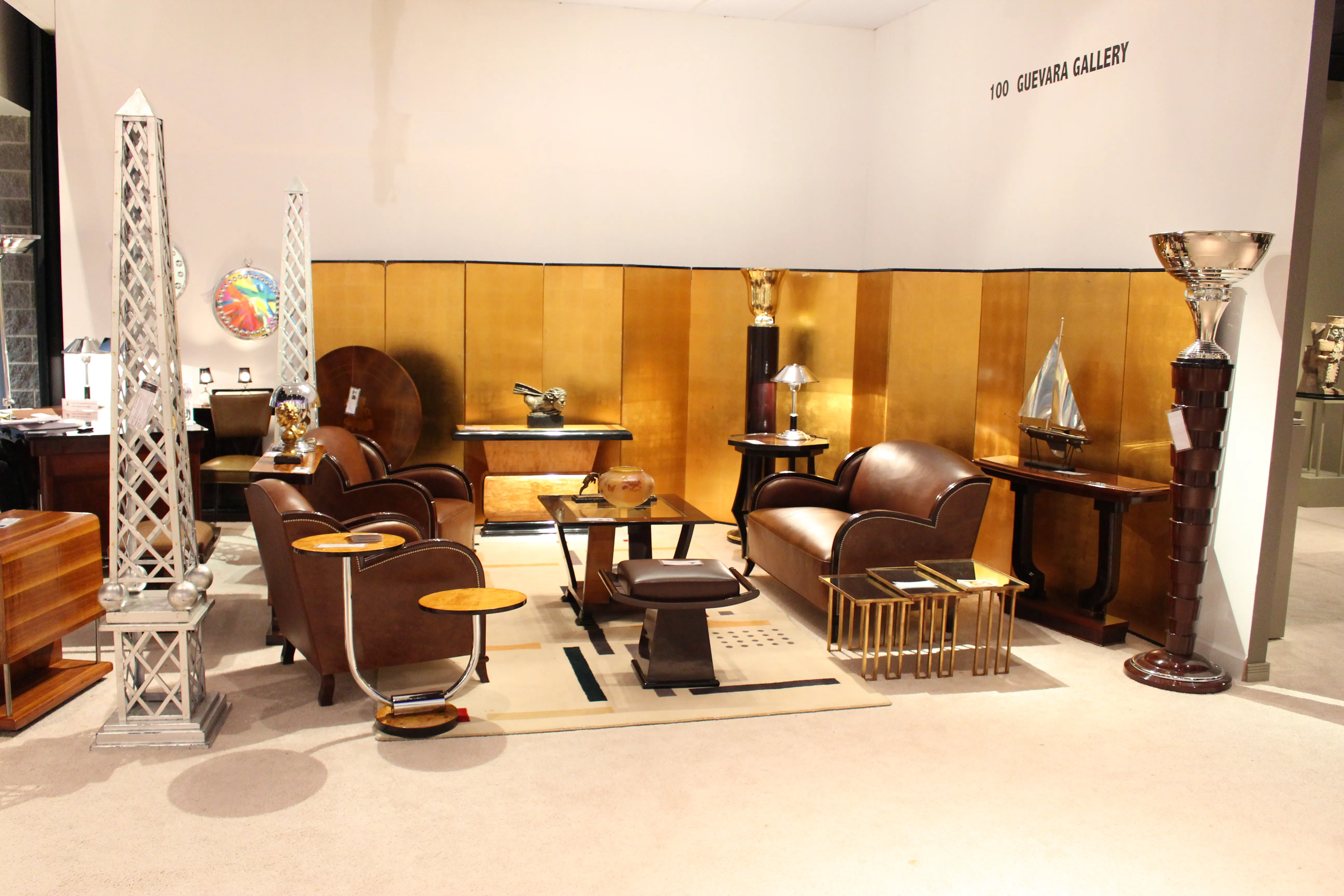 tavolino antico decorativo con design elegante e ambiente accogliente