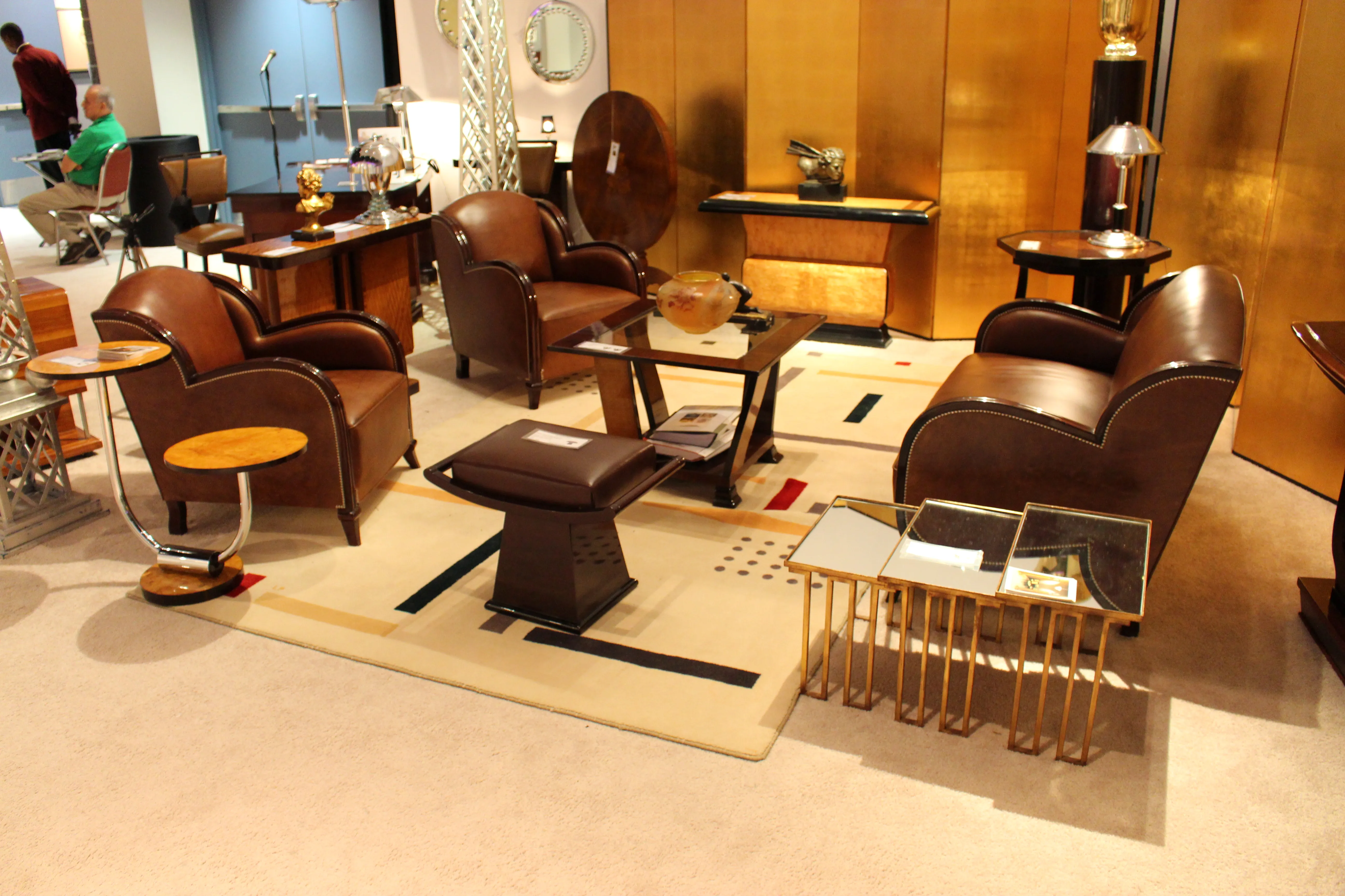 mesita antigua en un ambiente decorativo con sillones