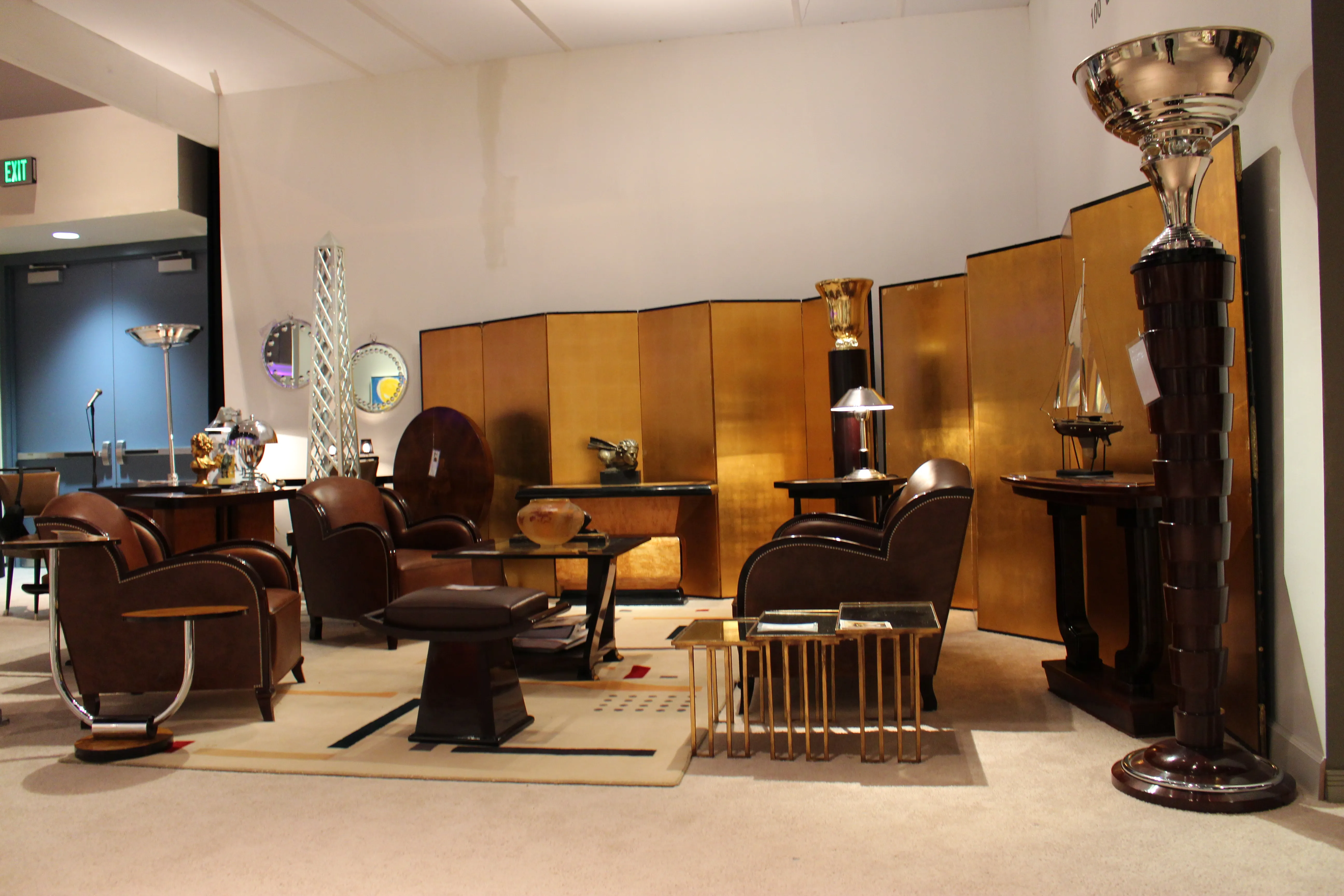 tavolino antico con design classico in un soggiorno decorativo