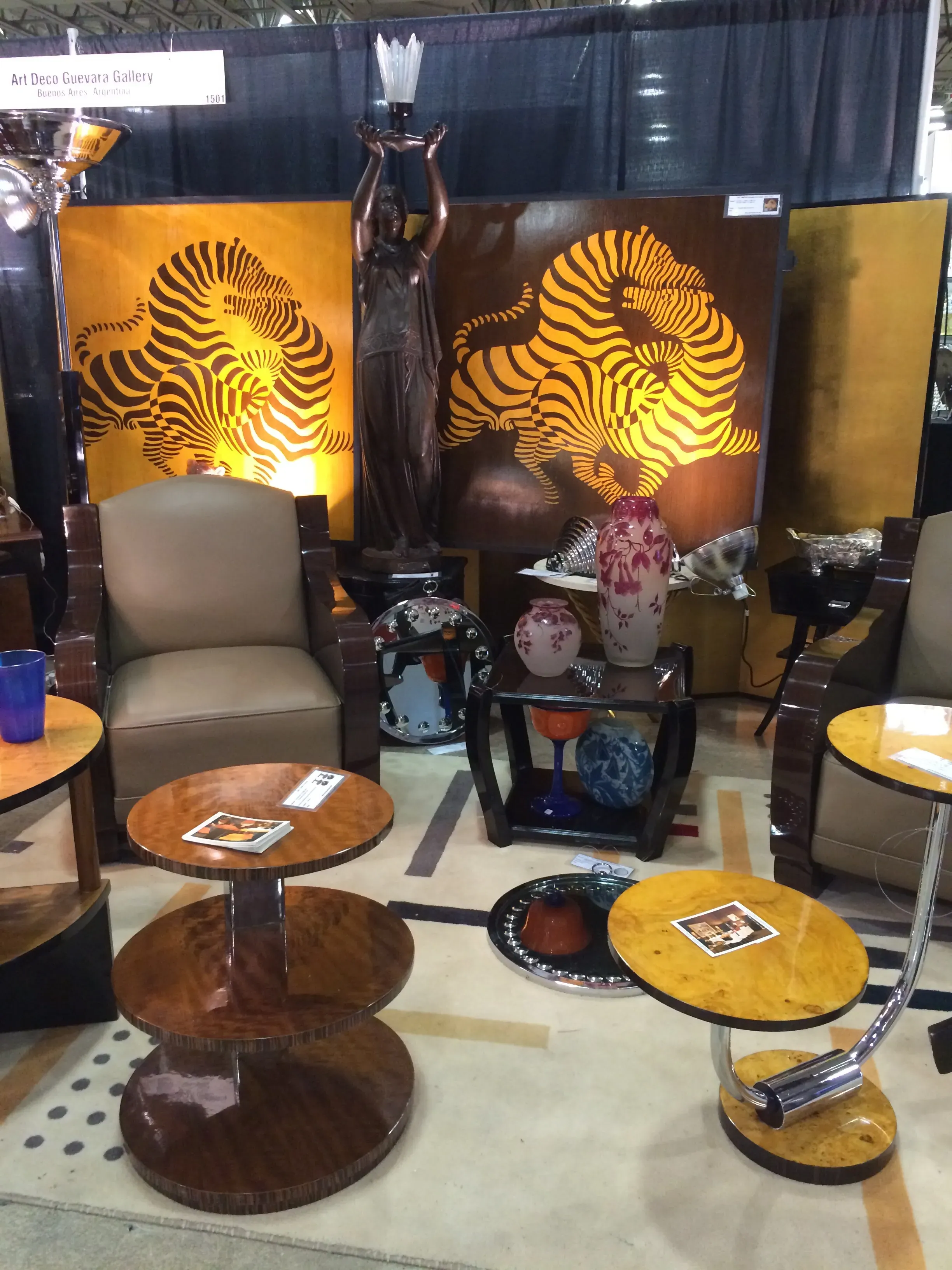 Mesita antigua con diseño circular y superficie pulida, decorada en un ambiente elegante.