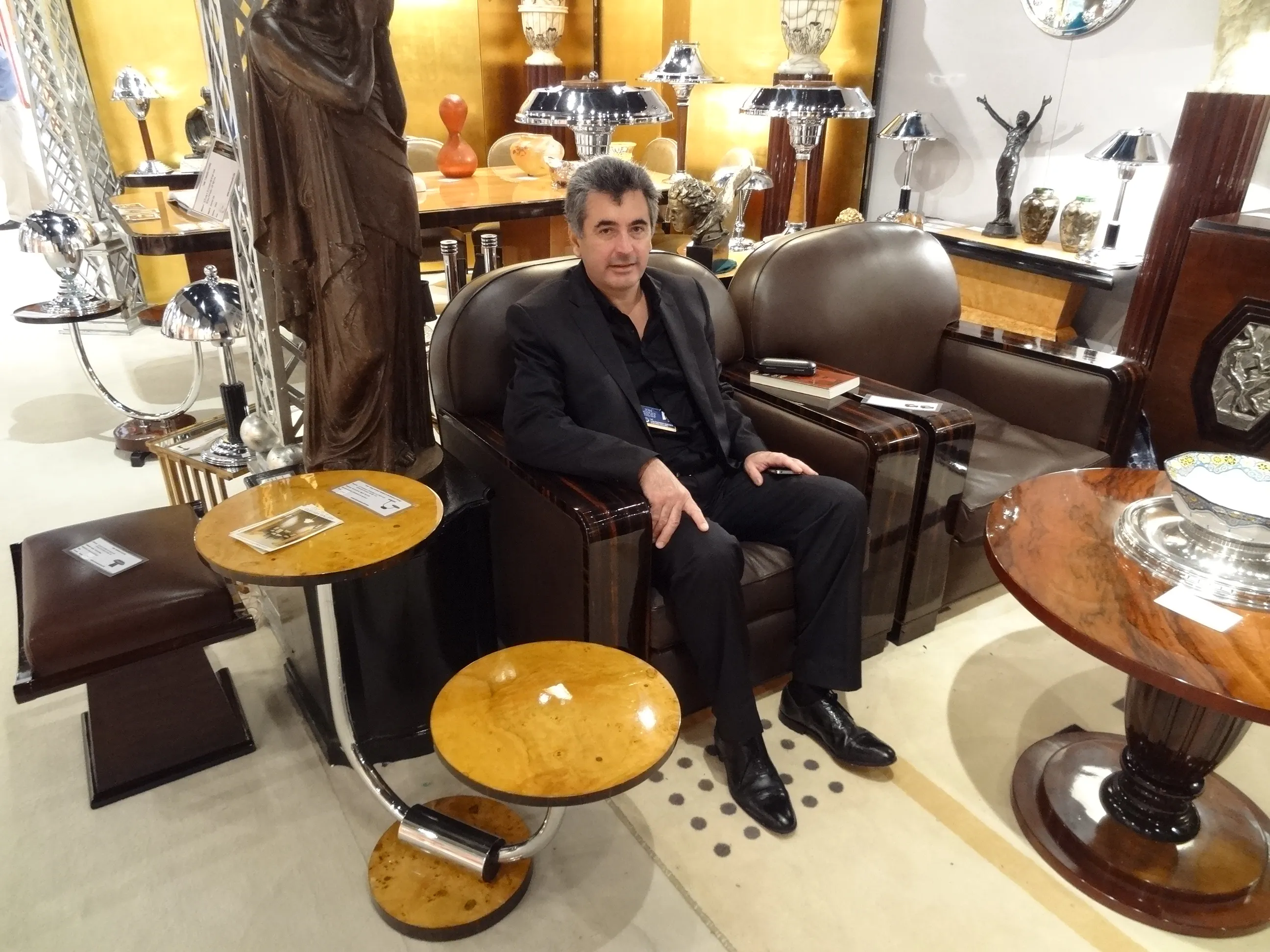 Tavolino antico per cerimonia con design curvo, sfondo moderno.