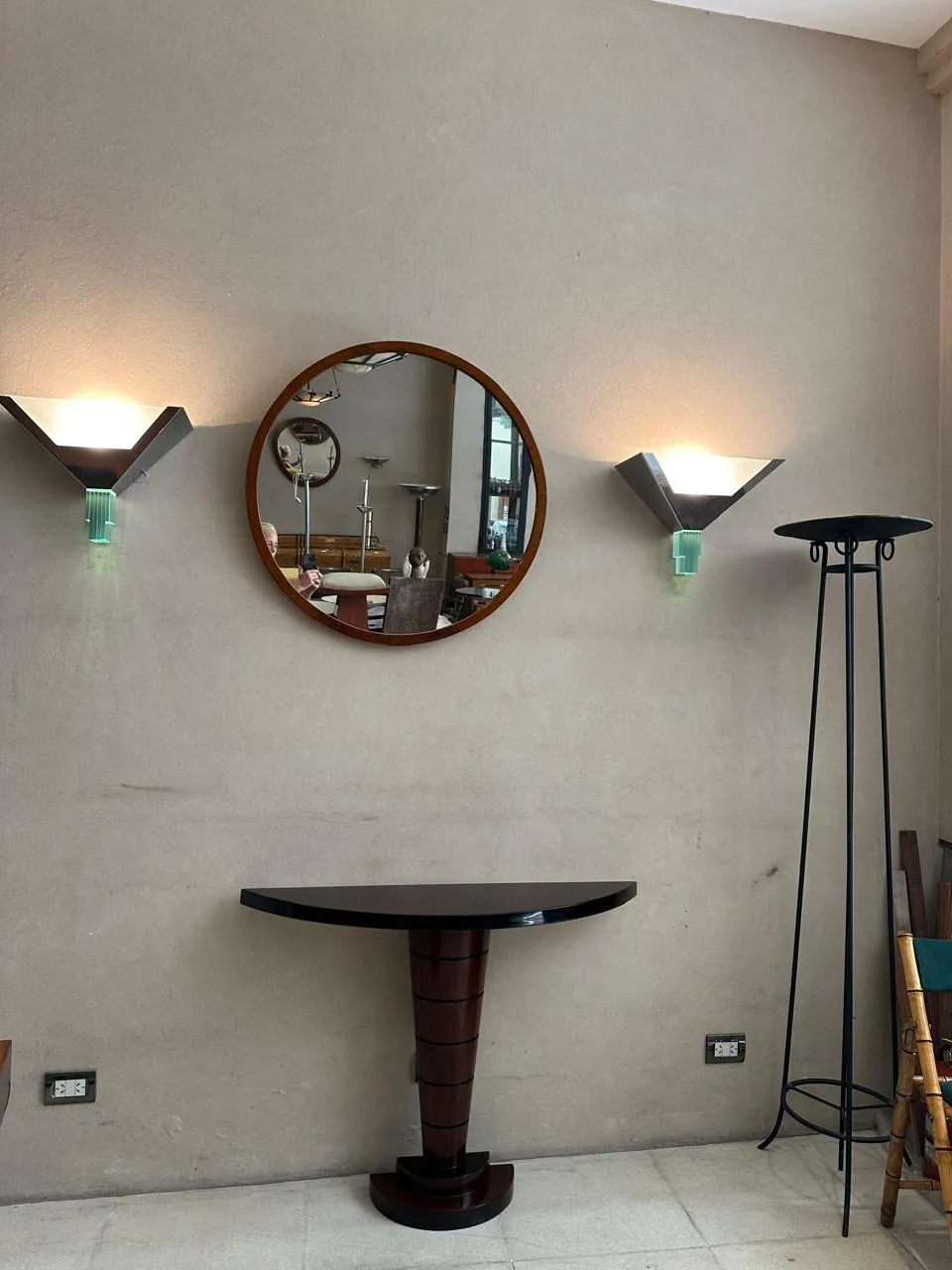 Antike Wandleuchter an der Wand, sanfte Beleuchtung.