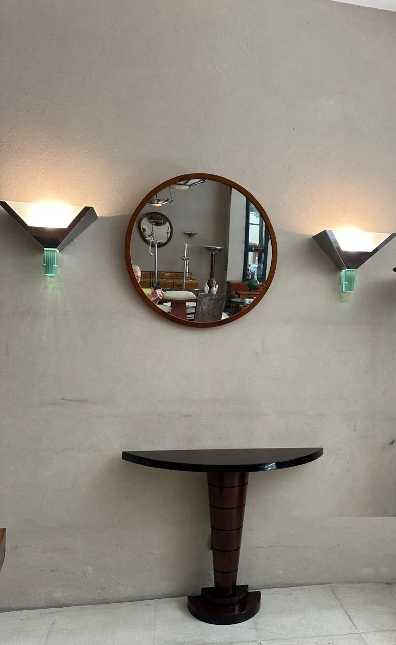  curves और नक्काशीदार पैरों वाला शानदार प्राचीन कंसोल