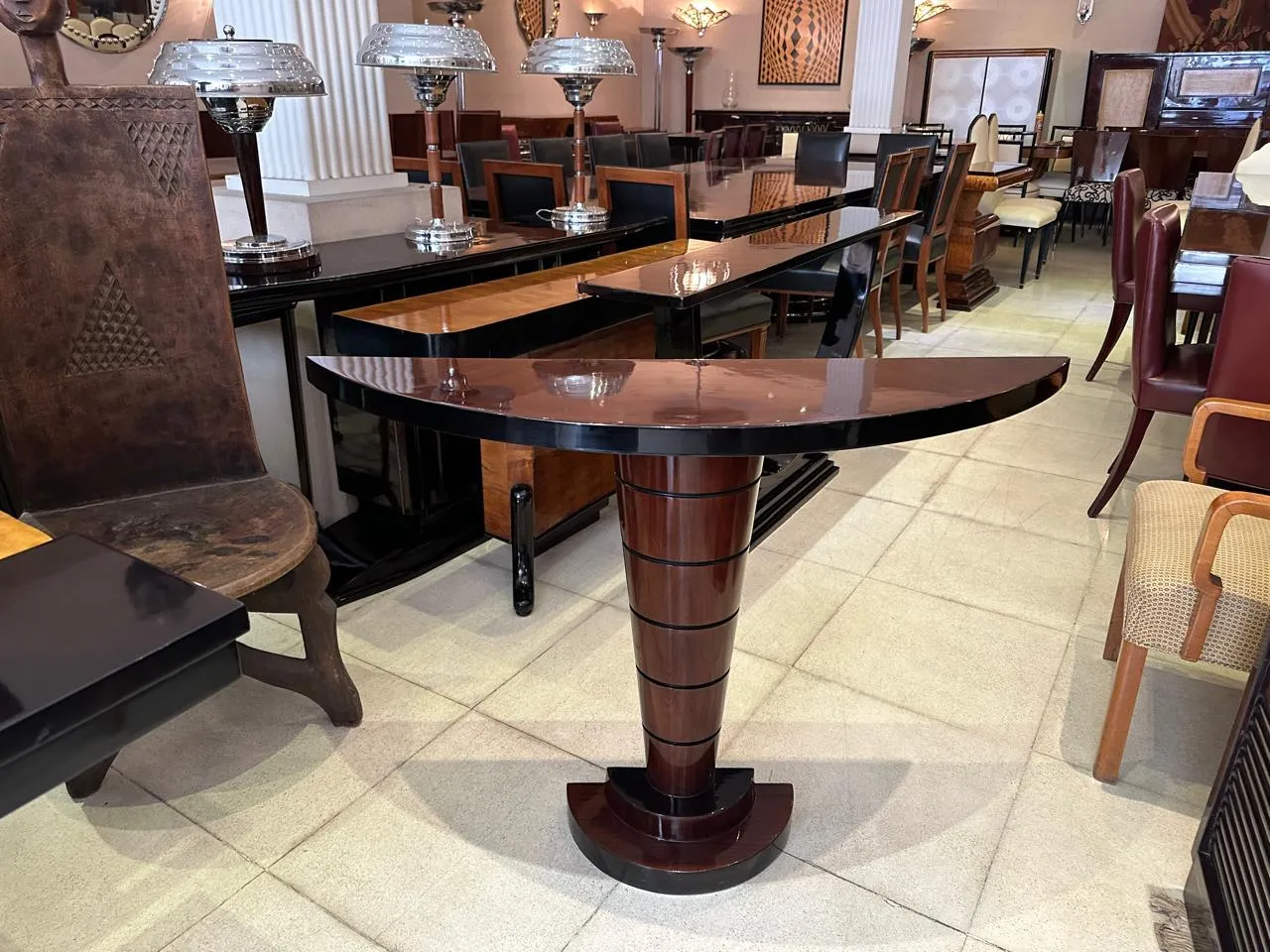 Consola antiga com design elegante em ambiente decorativo