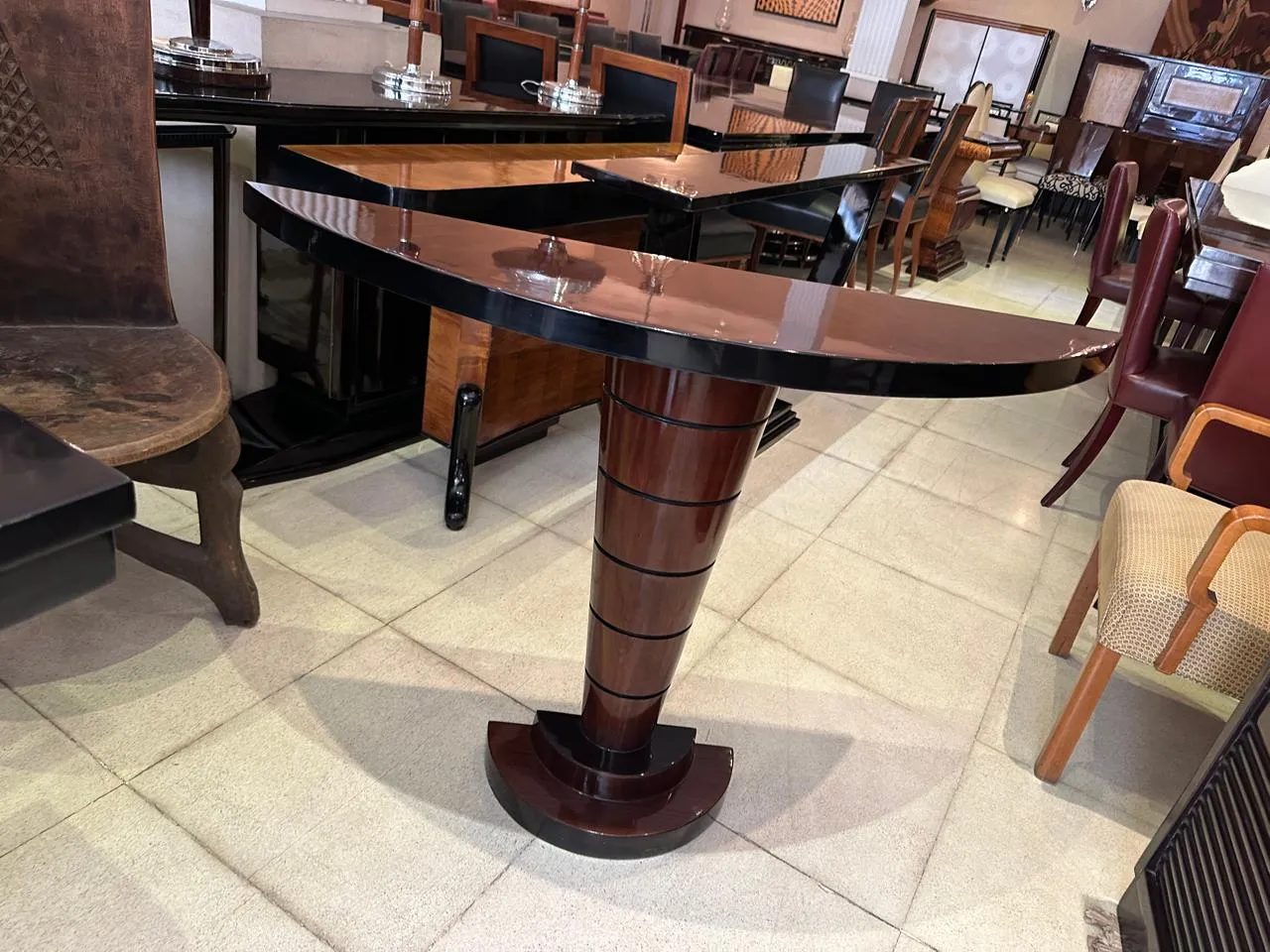 Consola antiga com design elegante e curvo