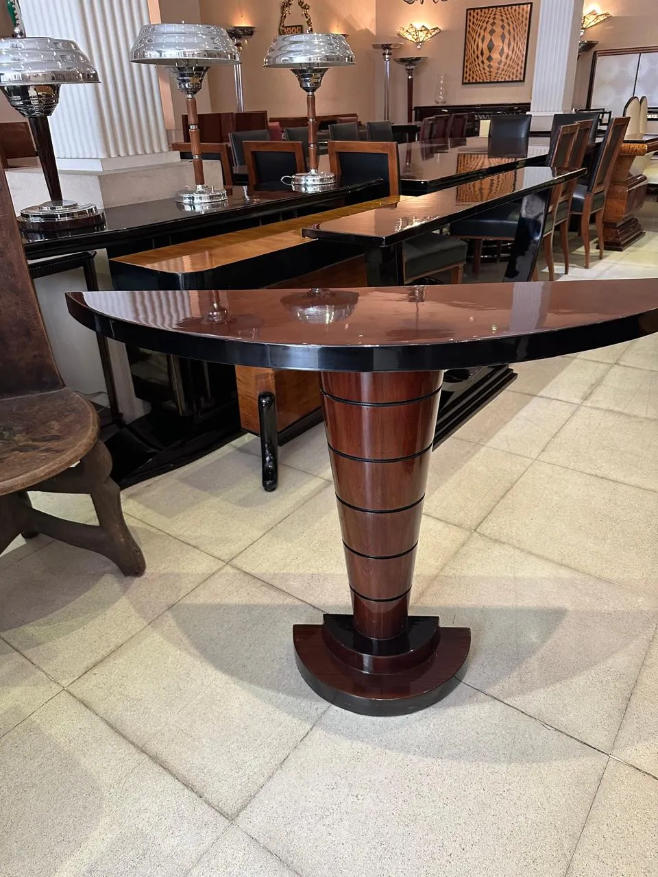 Consola antiga decorativa com base cônica