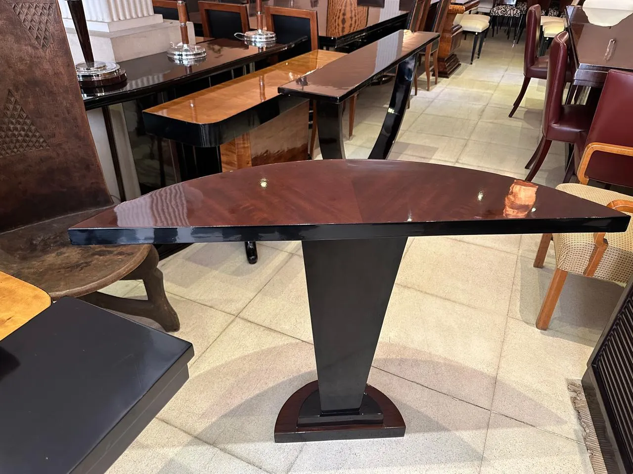 antigua consola elegante con diseño estilizado en un entorno de antigüedades