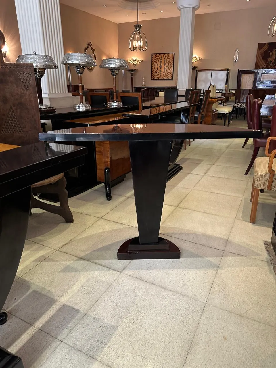 consola antigua con diseño elegante, ambiente acogedor