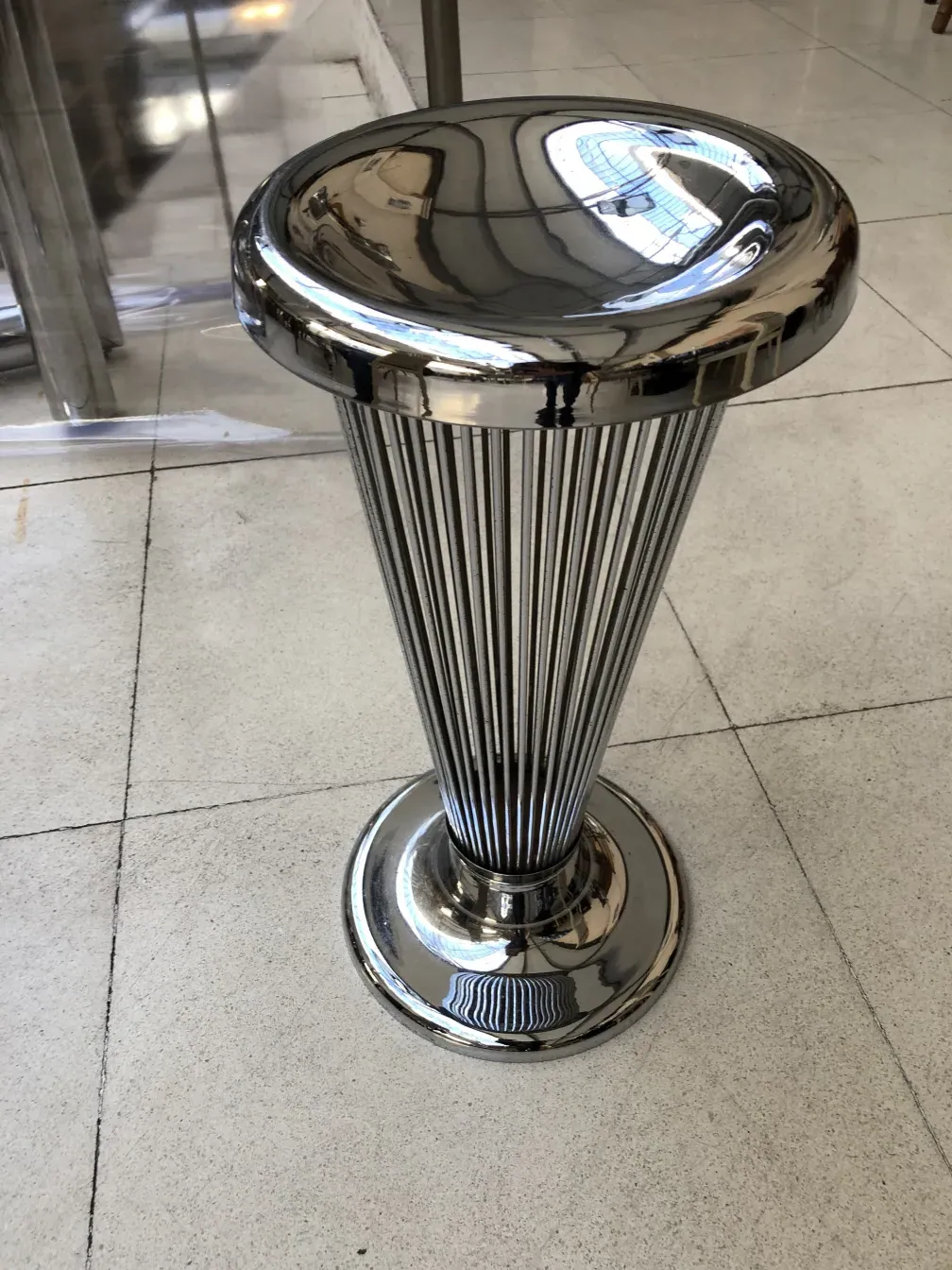 Cendrier sur pied ancien avec un design élégant et brillant, warren platner dans un environnement moderne.