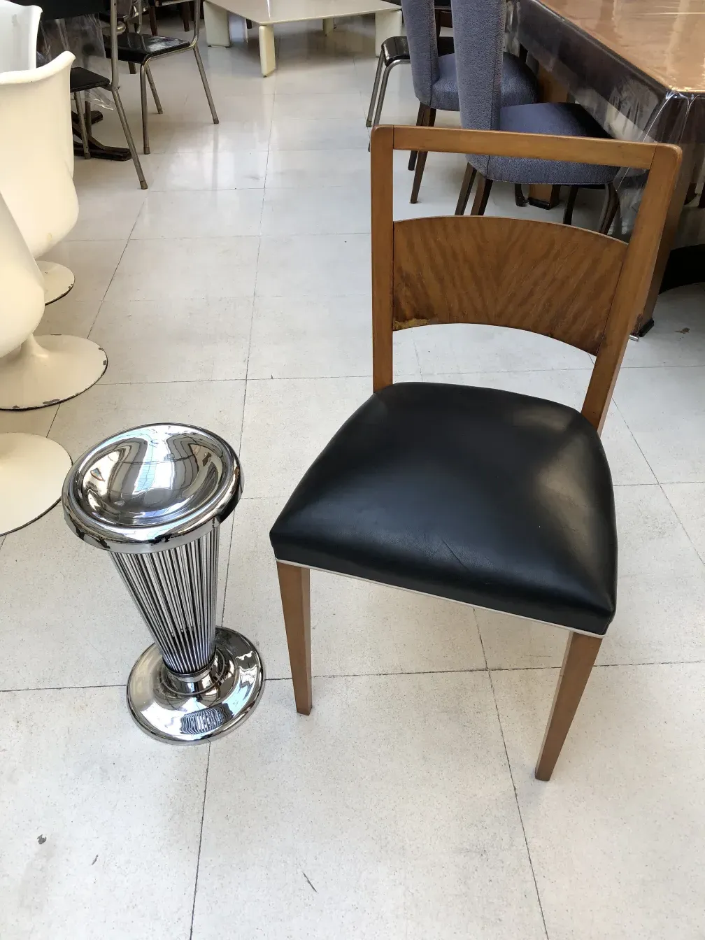 पुराने warren platner डिज़ाइन वाली खड़ी ऐशट्रे, चमकदार और स्टाइलिश, प्राचीन परिवेश में।