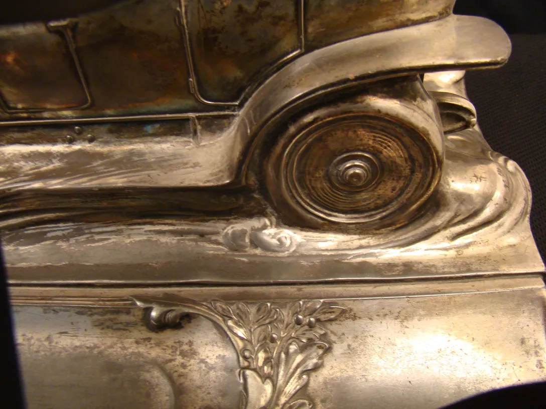 Calamaio antico WMF con dettagli decorativi e curve.