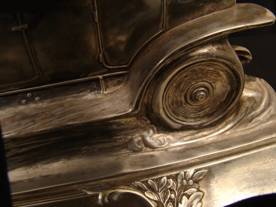 Encrier ancien WMF avec un design floral détaillé.