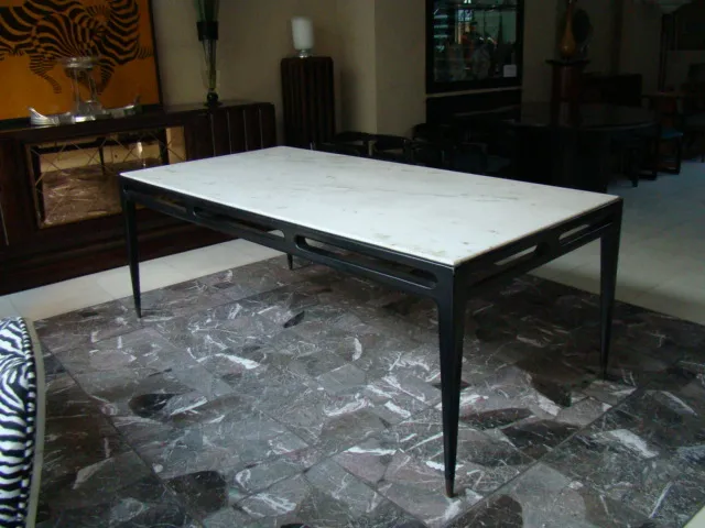 Mesa de jantar antiga com tampo branco e pernas pretas