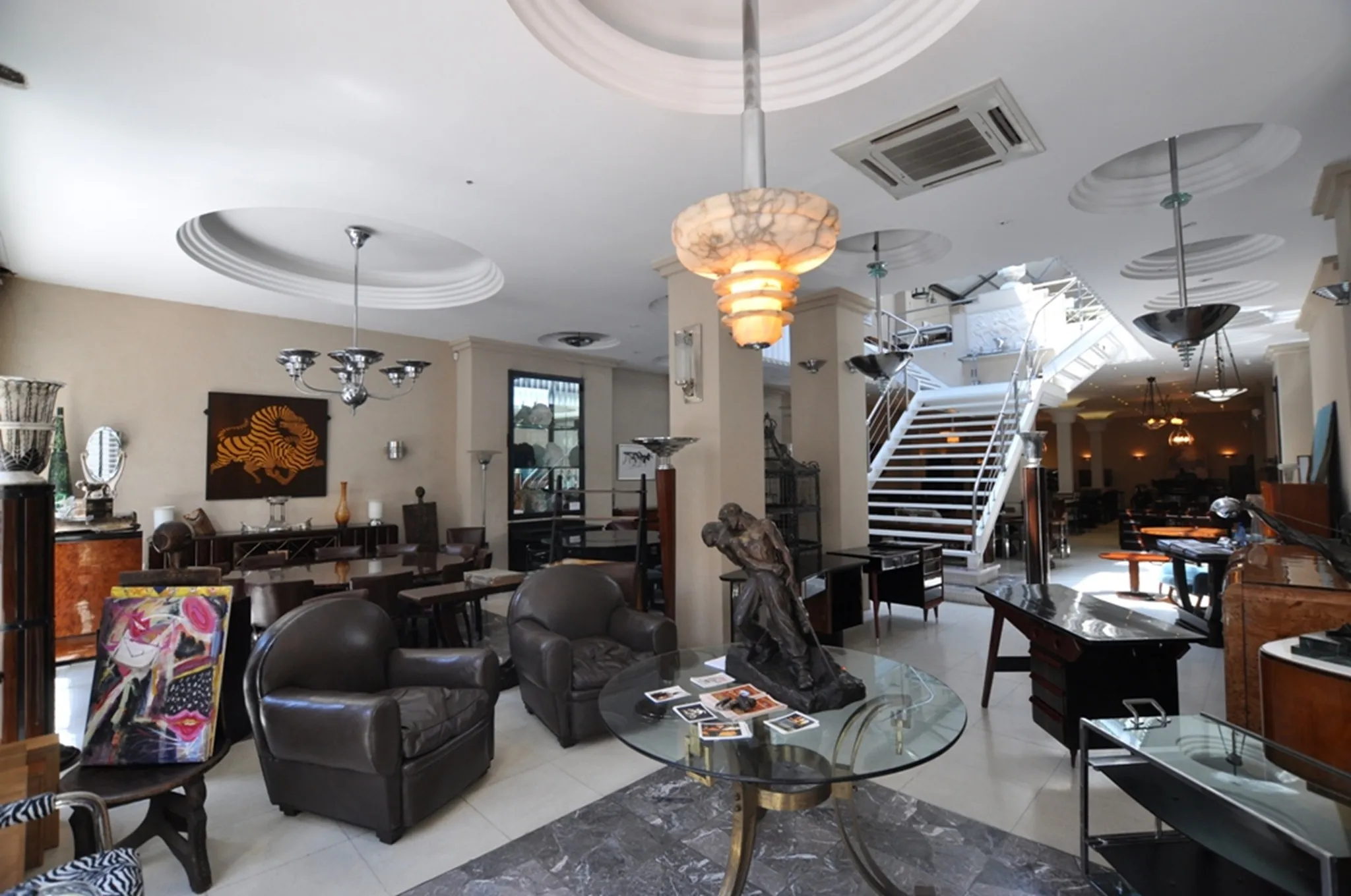 dos lámparas de pie antiguas en un salón elegante con muebles modernos y arte