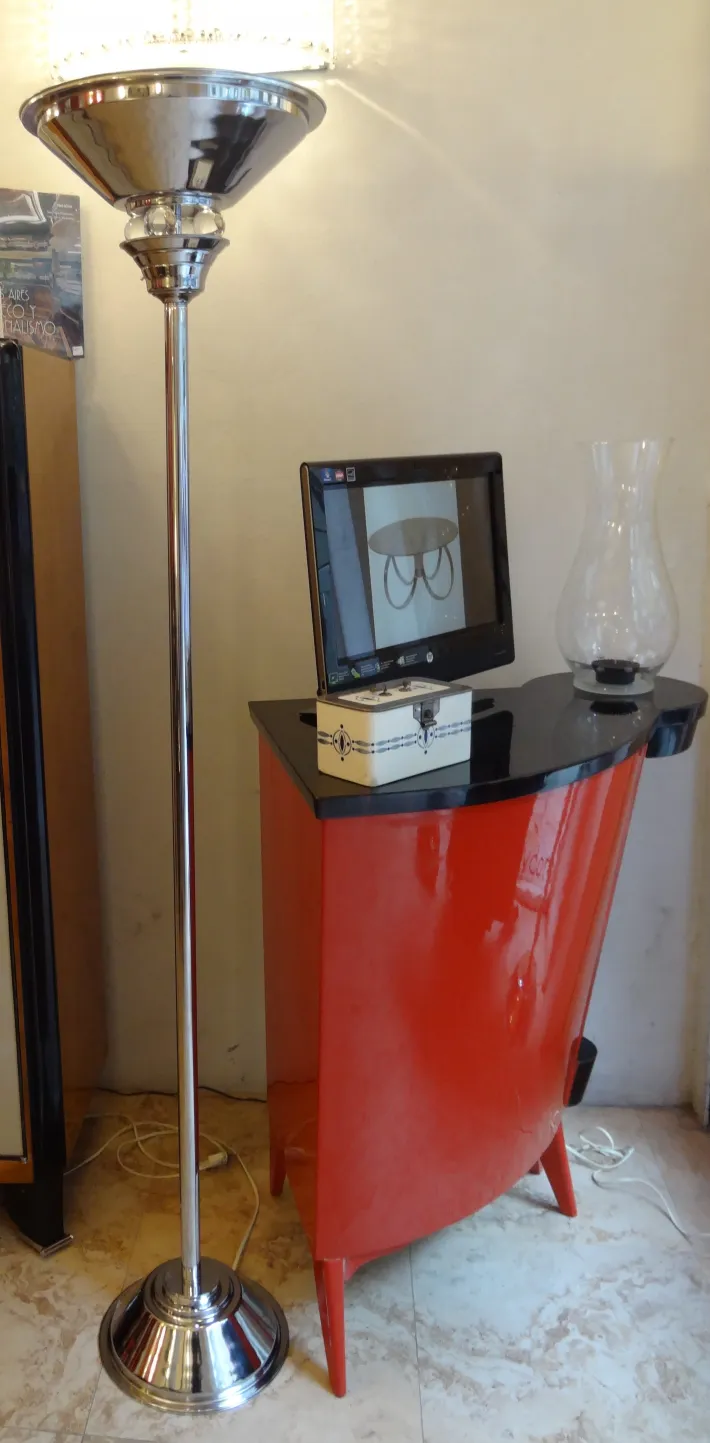 古董落地灯，现代设计，房间内