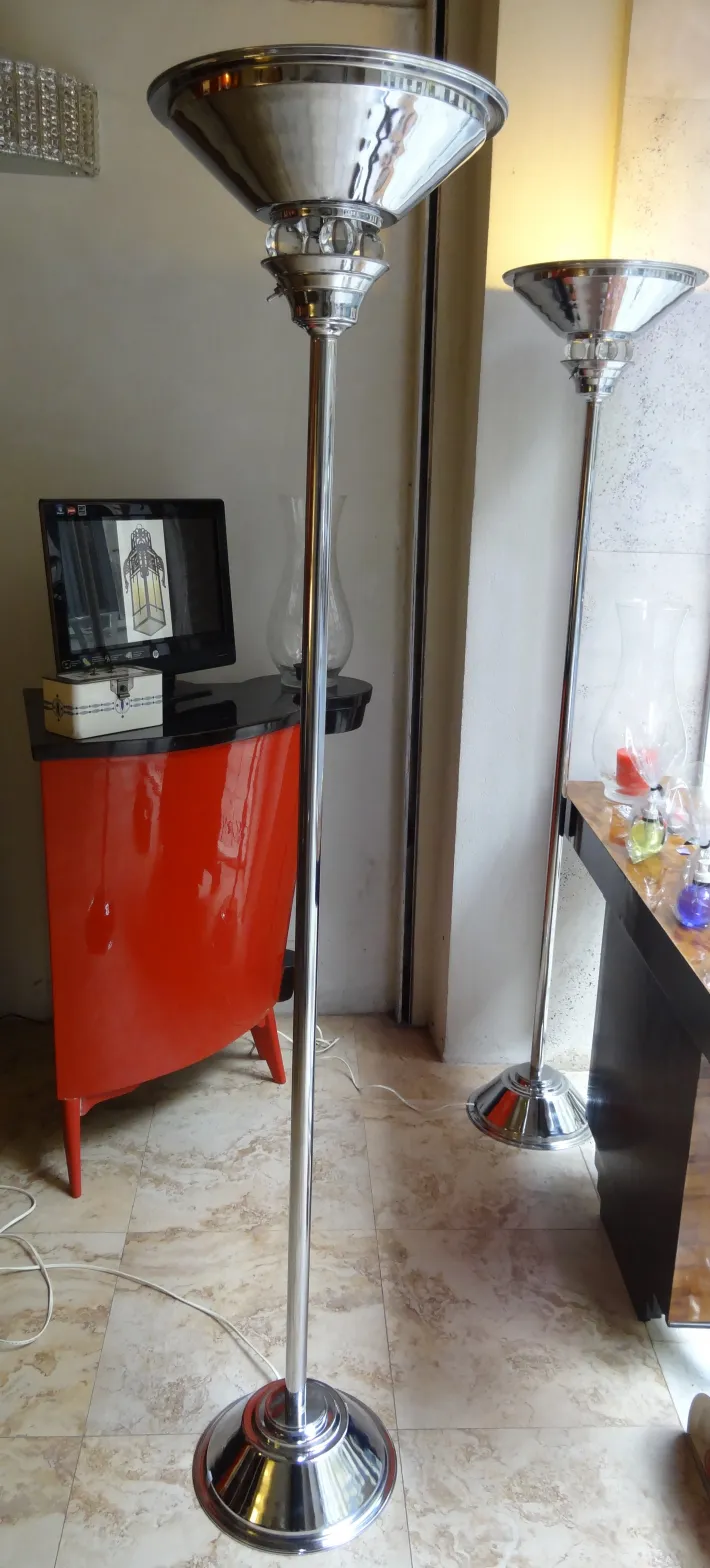 اثنين من مصابيح أرضية عتيقة الفن ديكو في بيئة مريحة