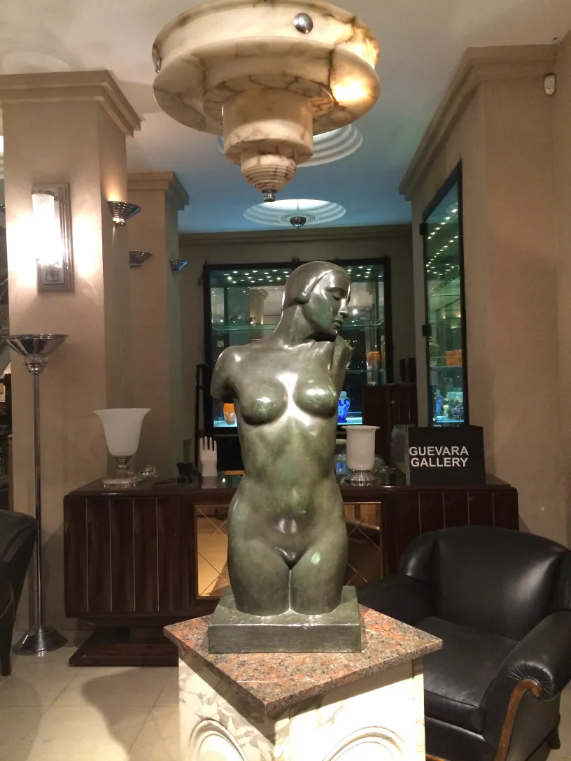 Antike Art Deco Stehleuchte in einem eleganten Raum mit modernen Möbeln