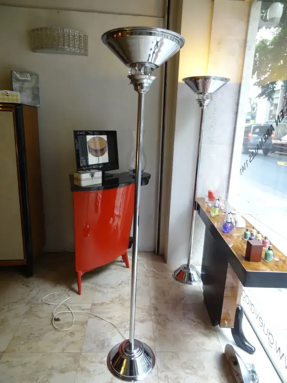 deux lampadaires dans un environnement ancien, style art deco