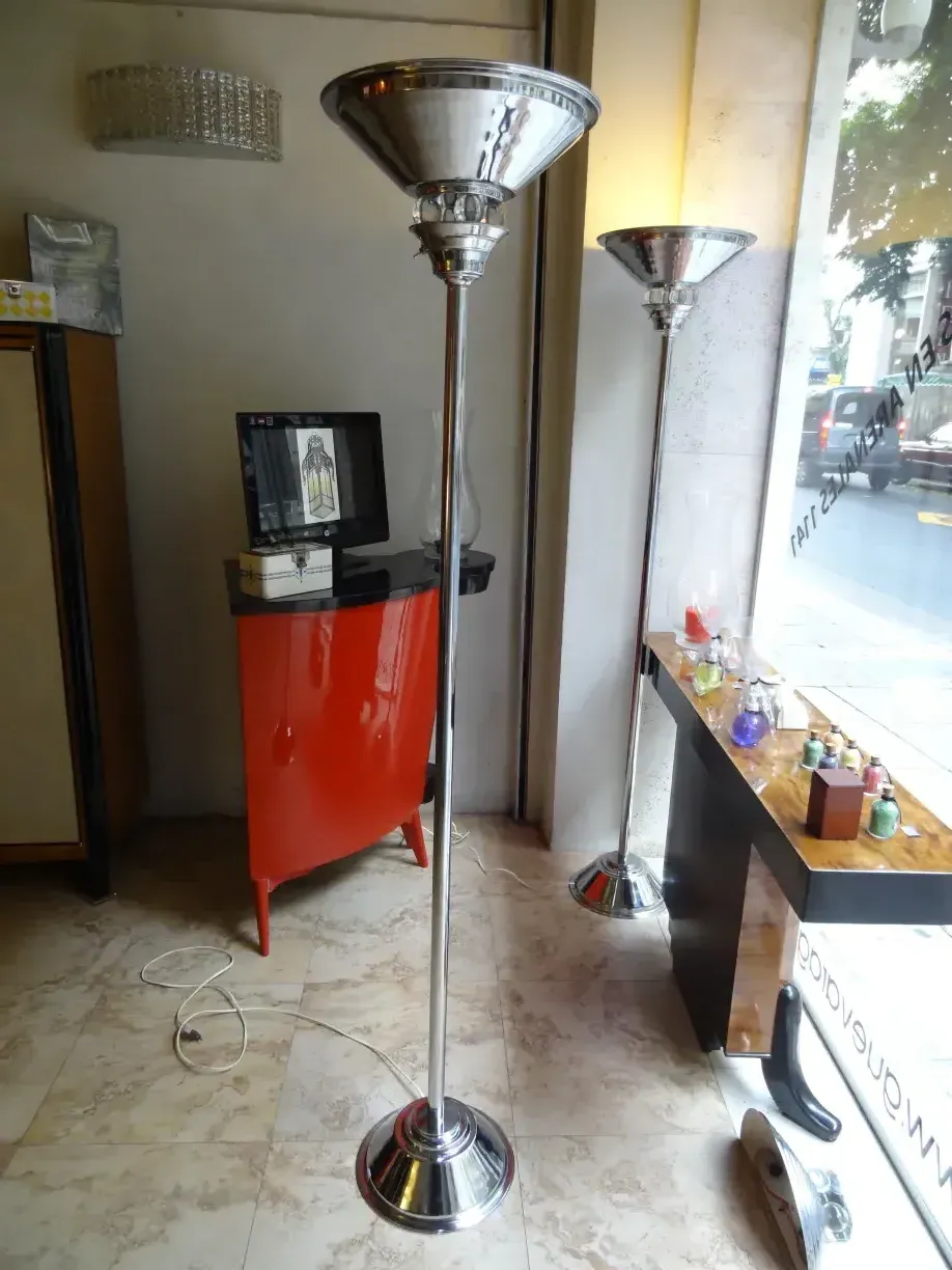 Set di 2 lampade da terra antiche art deco in un ambiente accogliente con decorazioni moderne.