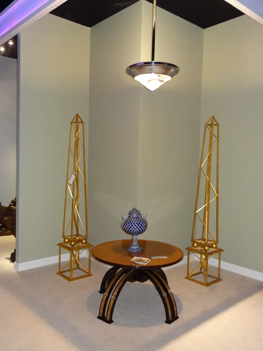 lampada a sospensione antica in un contesto decorativo