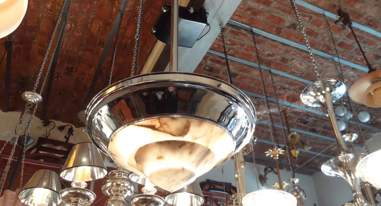 lampada a sospensione antica art deco con dettagli lucidi
