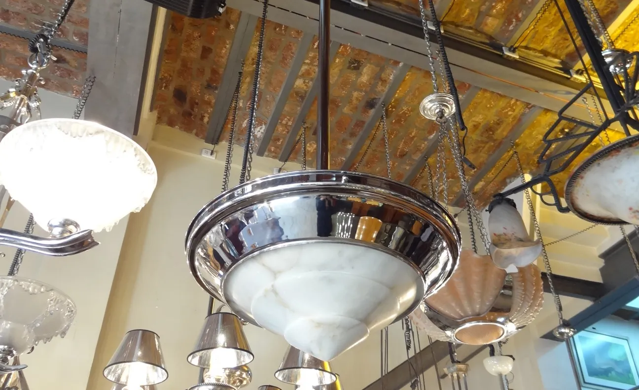 Antigua lámpara de techo art deco con diseño elegante y artístico colgando en el ambiente