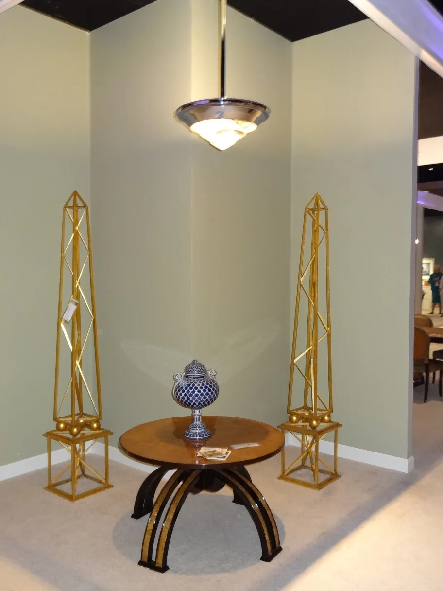 Lampada a sospensione antica in stile Art Deco con dettagli dorati.