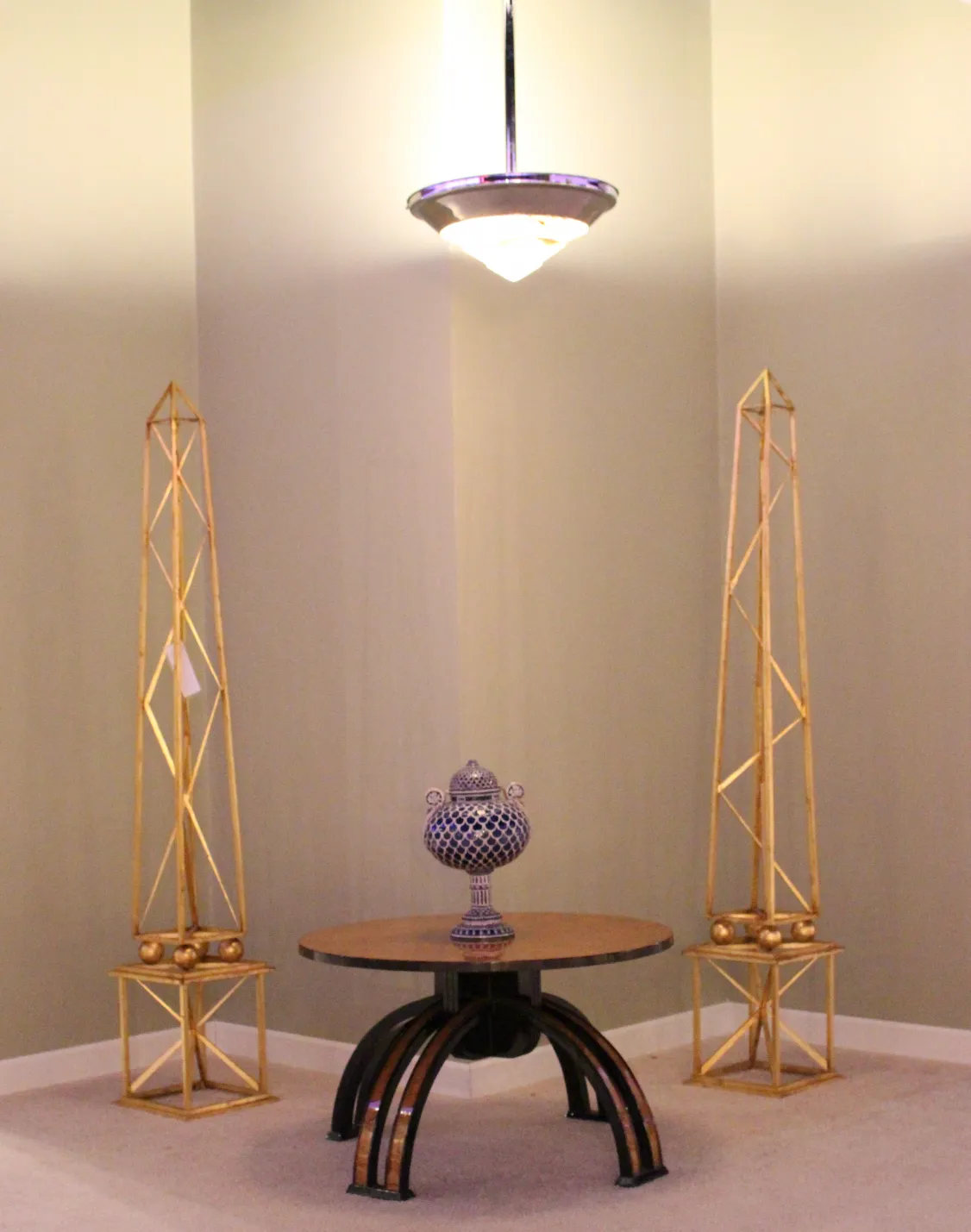 lampada a sospensione antica art deco, brilla con eleganza, in un contesto moderno