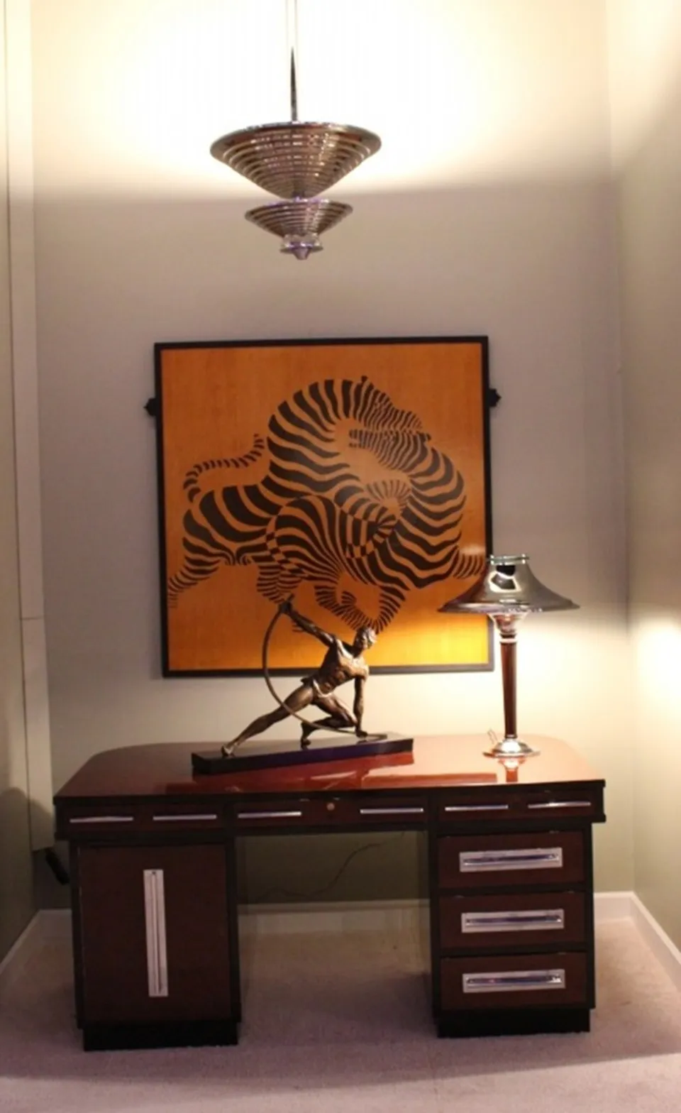 antike hängelampe art deco in eleganter Umgebung