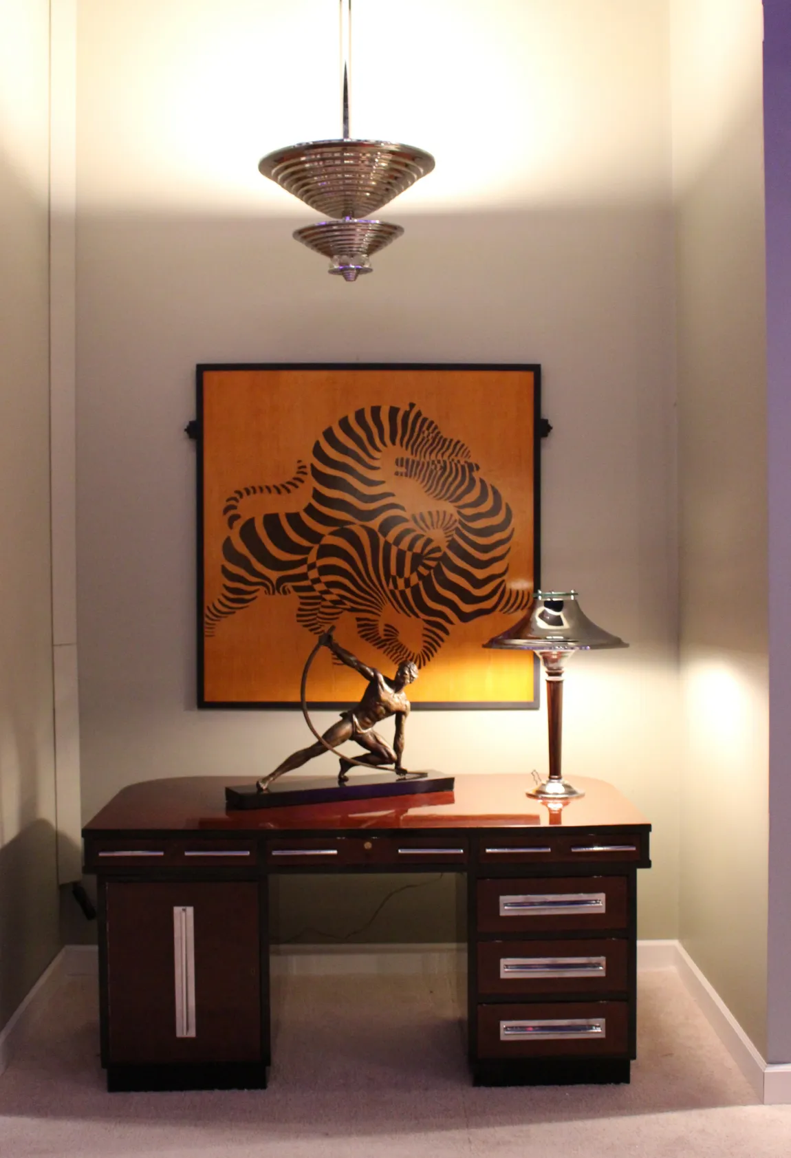 antike Hängelampe im Art déco-Stil mit sanftem Licht