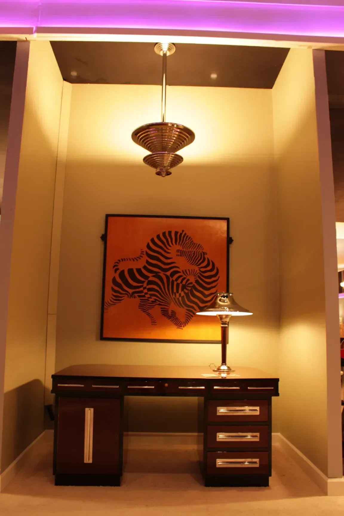 lampada a sospensione antica che emana una luce calda in un ambiente art déco