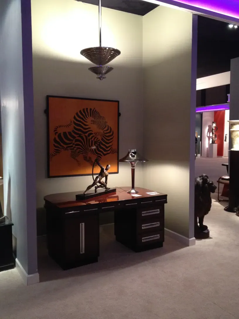 lampada a sospensione antica con design contemporaneo in un ufficio