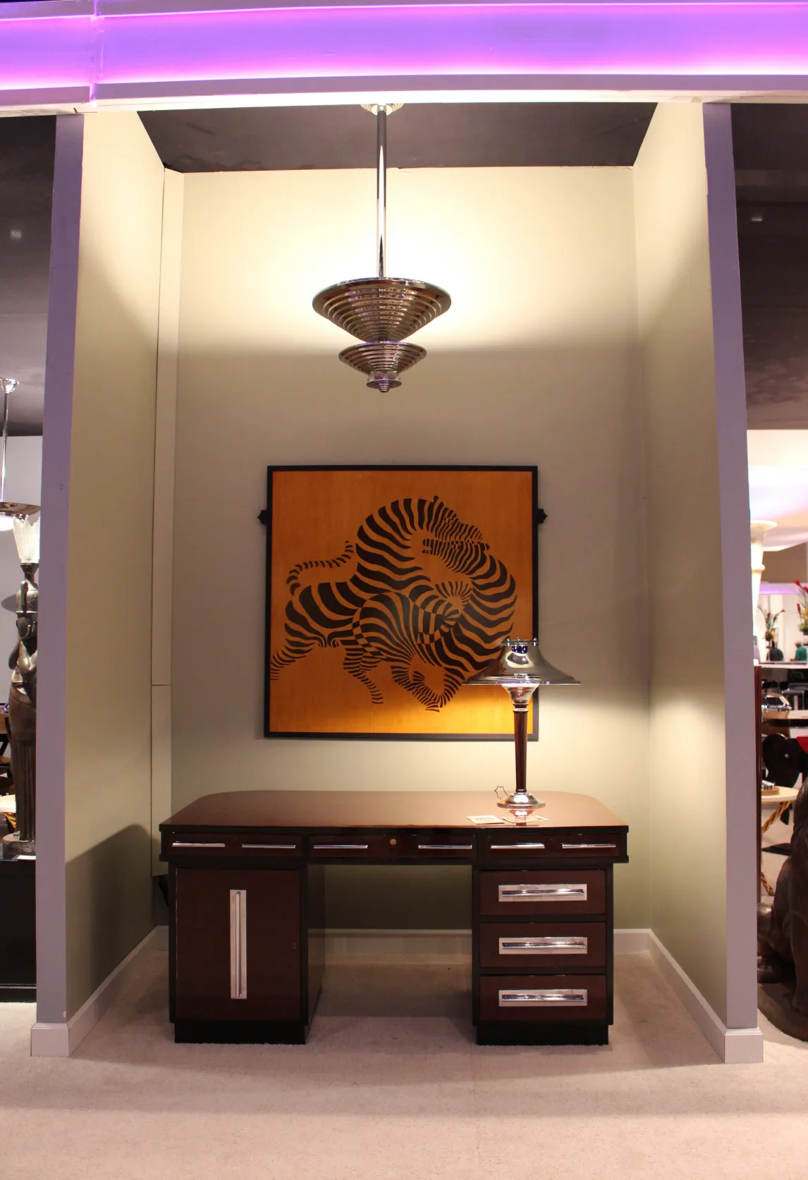 Lámpara de techo antigua art deco de diseño elegante y distintivo, en un ambiente moderno.