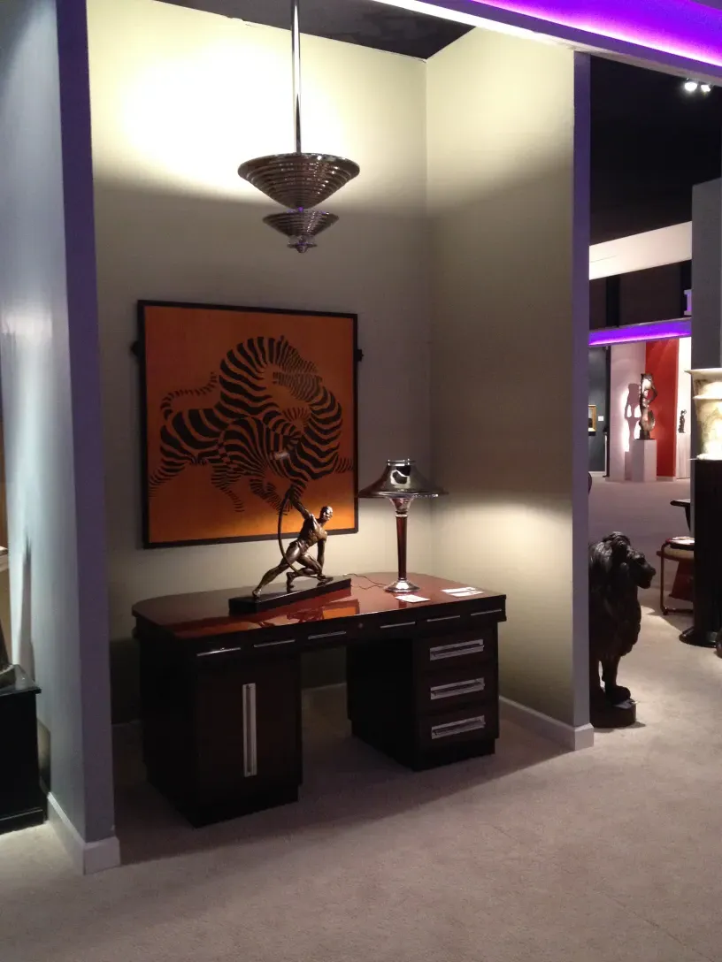 lâmpada de teto antiga art deco iluminando um ambiente moderno