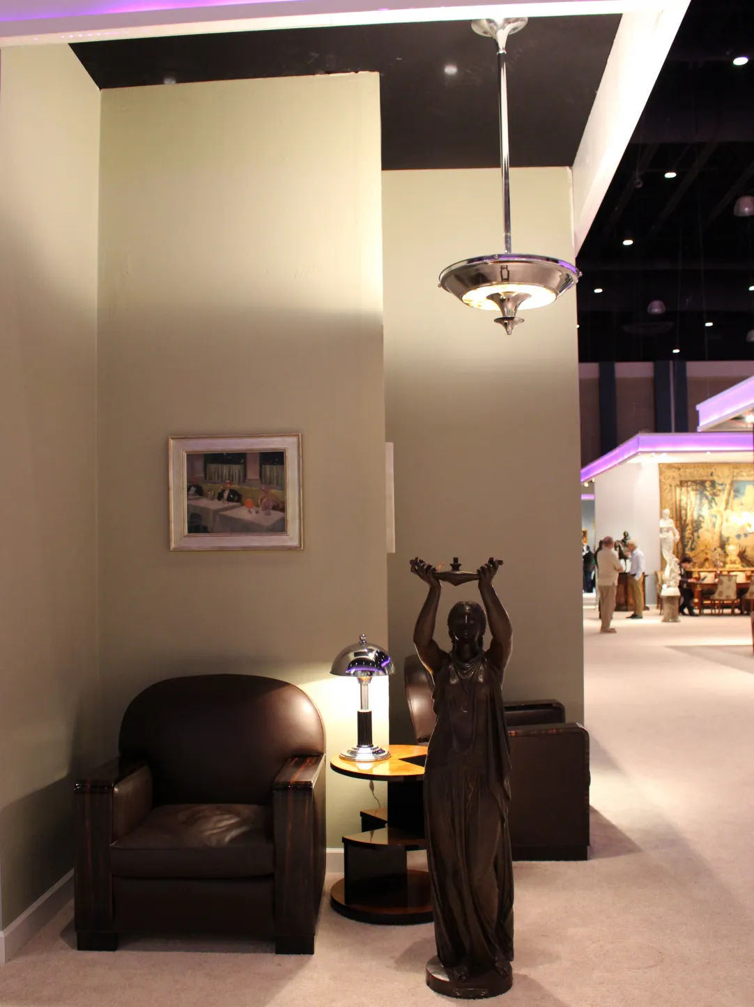 Две подвесные лампы в элегантной и уютной обстановке.