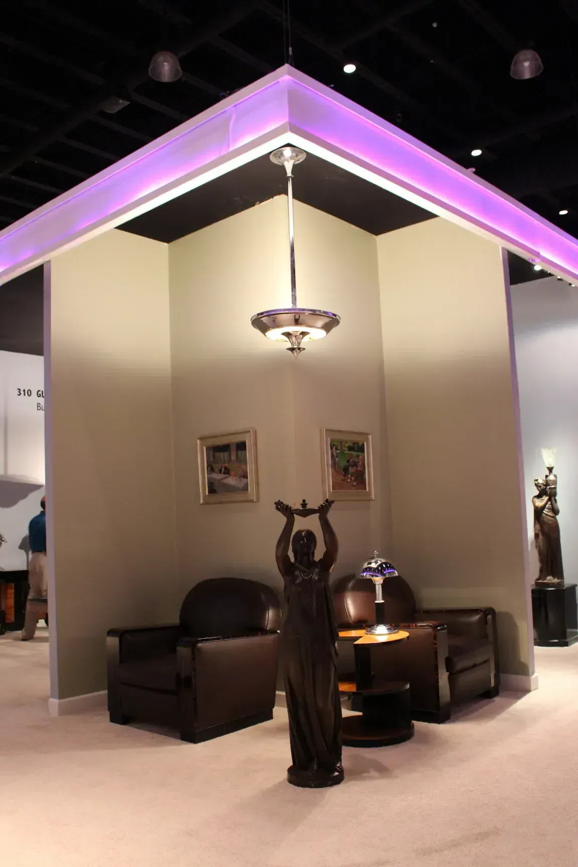 design di due lampade a sospensione antiche in un ambiente moderno