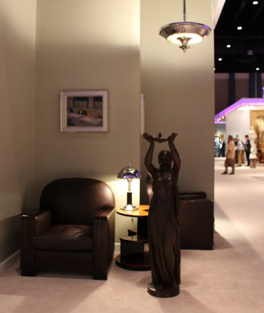 2 lustres de style art deco dans un cadre ancien