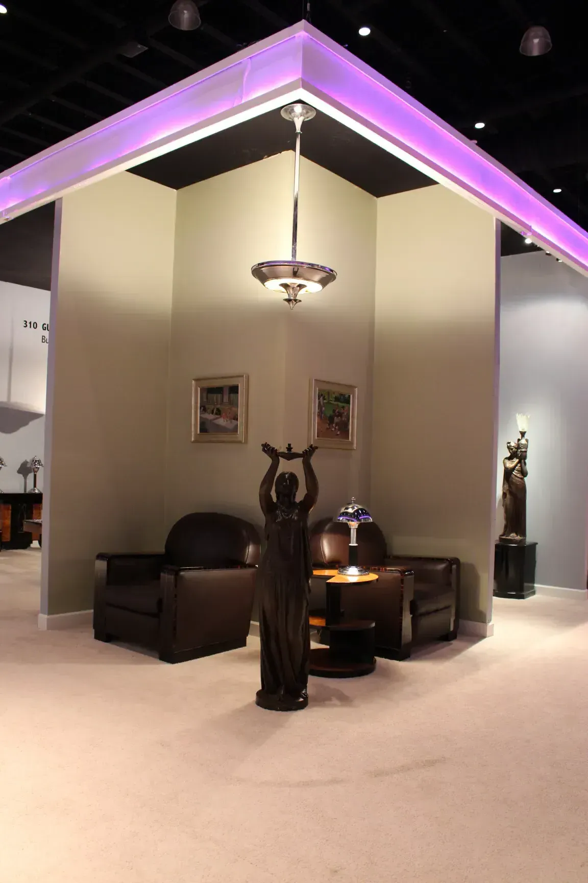 Due lampade a sospensione antiche in stile Art Deco in un ambiente elegante.