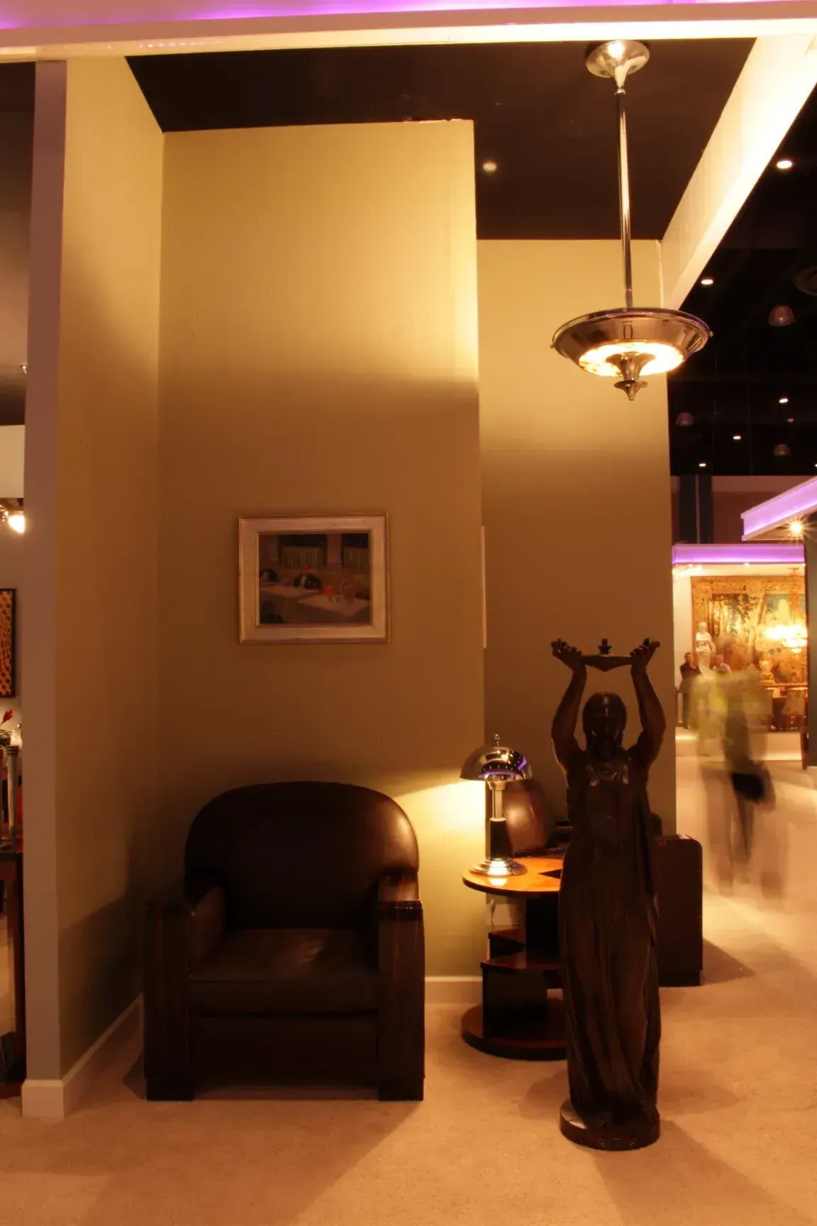 duas lâmpadas de teto antigas em estilo art deco na sala