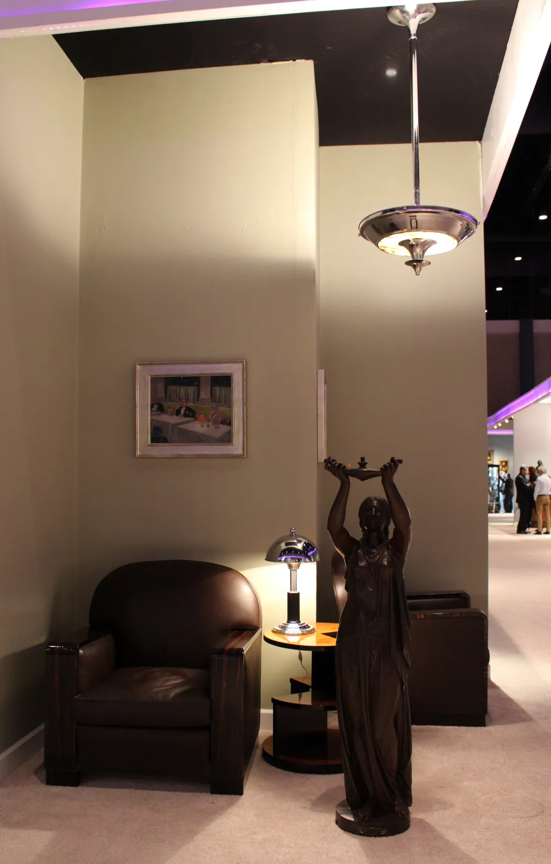 Duas lâmpadas de teto antigas iluminam um canto aconchegante.