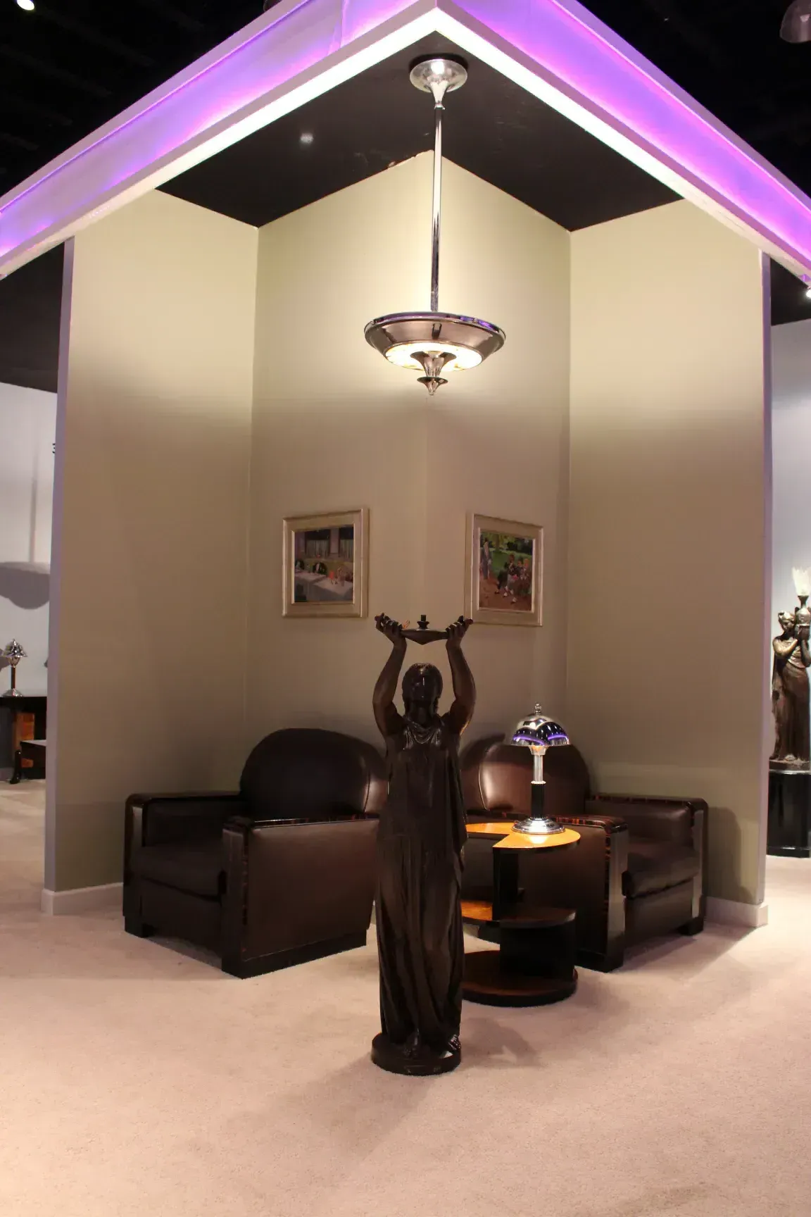 Duas lampadas de teto antigas sobre um sofa em um ambiente acolhedor.